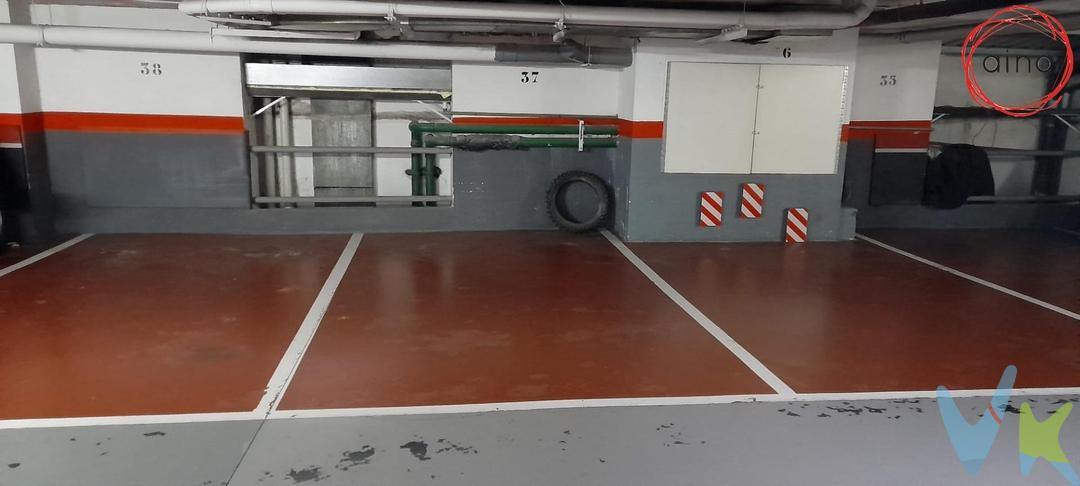 Se vende plaza de garaje en el segundo ensancheEn Av. Carlos III, en pleno centro, disfruta de una plaza de garaje en propiedadMedidas:. Ancho 2.50 m. Alto: 1.82 m (1.64).Profundidad: 4.26 m. Altura de la entrada y salida del parking: 1.92 m
INFORMACIÓN LEGAL
▪ Información meramente orientativa, sin carácter contractual.
▪ Superficies y características aproximadas, con finalidad descriptiva.
▪ En el precio de venta están incluidos los honorarios de la agencia inmobiliaria, que serán asumidos por la parte vendedora.
▪ El precio indicado no incluye los gastos e impuestos derivados de la compraventa a cargo del comprador (Notaría, Registro de la Propiedad, I.T.P., A.J.D. o I.V.A., según corresponda), ni otros posibles gastos asociados.
▪ El inmueble se transmite sin mobiliario ni otros enseres, salvo que se indique expresamente lo contrario.
 
A modo orientativo en Navarra:
▪ Notaría y Registro: 1%–1,5%.
▪ ITP: tipo general 6% (con posibles bonificaciones).
▪ AJD: aprox. 0,5%–1%.