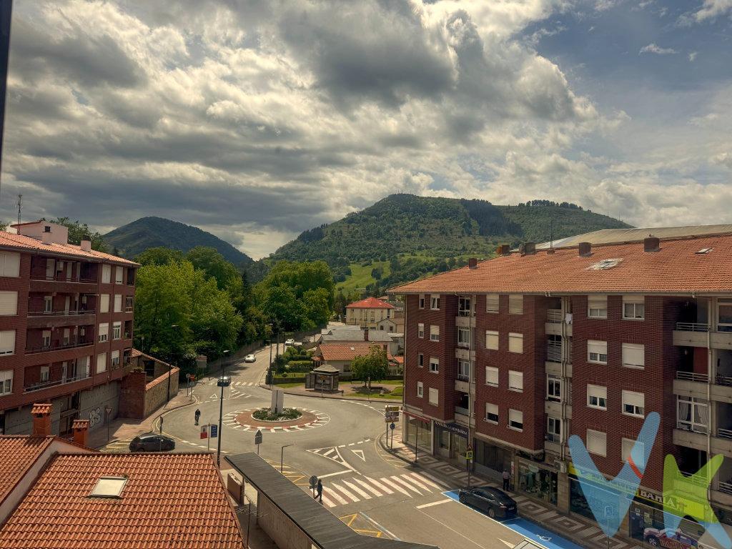 Luz, espacio y ubicación perfecta en Los Corrales de Buelna. Imagina vivir en un piso donde todo está pensado para hacerte la vida fácil: espacios amplios, llenos de luz natural, en pleno centro de Los Corrales, con todo lo que necesitas a un paso. Este piso en la calle La Paz lo tiene todo:.  - 3 habitaciones cómodas y luminosas.  - 2 baños, ideales para el día a día.  - Un balcón con acceso a un práctico trastero en la misma planta.  - Orientación sur, para disfrutar de sol durante todo el día.  - Cuarta planta con ascensor.  - Posibilidad de adquirir garaje en el mismo edificio por solo 25.000 €. Además, el edificio cuenta con un gran patio comunitario, perfecto para que los niños jueguen o simplemente desconectar al aire libre sin salir de casa. Ubicado en el corazón de Los Corrales de Buelna, estarás rodeado de servicios: supermercados, farmacia, centro de salud, colegios, zonas verdes… y la estación de autobuses justo al lado.  Ya sea que busques tu nuevo hogar o una buena inversión, este piso es una oportunidad que merece la pena ver en persona. ¿Te gustaría visitarlo? Llámanos o ven a descubrir todo lo que este espacio tiene preparado para ti. Gastos de la transacción:. Compra sujeta al Impuesto de transmisiones patrimoniales. El adquiriente se hará cargo del coste de la escritura y su inscripción en el Registro de la Propiedad.