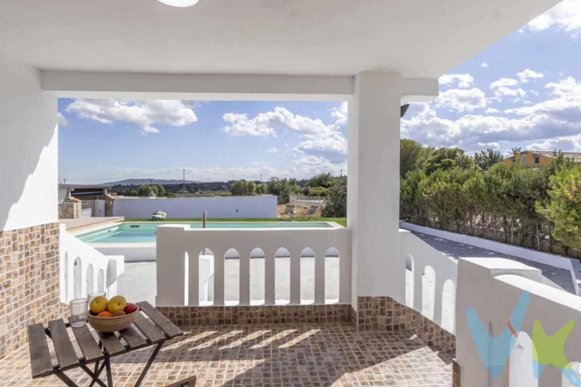 Quieres un Chalet para toda tu familia? , amigos ? Este chalet te ofrece , comodidad , vistas , y la tranquilidad de la zona . Esta exclusiva propiedad , reformada en 2025 , tiene un encanto especial gracias a la calidez de la reforma pensada para el disfrute y comodidad de una gran familia. Todas las ventajas que esta propiedad te ofrece:5 habitaciones y se han habilitados dos estancias para que las utilices como zona de juegos , gimnasio , despacho o habitaciones  , 4 baños completos , 7 aires acondicionados para todas habitacionesPiscina de 12m2, un Porche en la piscina y otro cubierto en la parte trasera de la propiedad , con una estancia y un baño.EL sistema de la depuradora totalmente cambiado nuevo.Además tienes un terreno de unos 1.500m2 , aproximadamente , por si tienes animales , maquinaria o quieres hacer un jardín, o un huerto.Un Paellero cubierto de gran capacidad.Un garaje cubierto con capacidad para 5 o mas coches , mas la ventaja de tener toda la zona anterior donde pueden estacionar 4 coches mas.Otra ventaja mas ,: Si eres inversor , la ventaja de tener 7 estancias te permitirá tener una buena rentabilidad , tanto  por la proximidad de circuito Ricardo Tormo , como para alquiler vacacional.Su ubicación , desde la A3, en 20 minutos a Valencia , la cercanía de Cheste , con todos los servicios , farmacias , supermercados . colegios  y demás servicios . Su mayor potencial lo comprobaras cuando la visites , seguro que cumplirán tus todos tus sueños , VEN A VERLA ,LA REALIDAD TE SORPRENDERA !!!!!! Estaremos encantados de ayudarte .