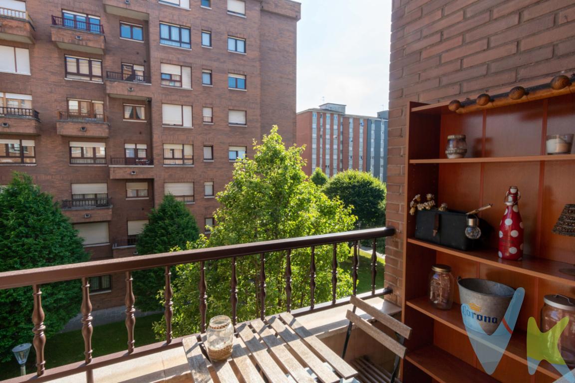 Si necesitas apartamento con terraza, despensa, garaje, trastero y baño con ventana, estás a tiempo:Presentamos una vivienda en venta ubicada en la zona de Nuevo Gijón, un barrio que destaca por su tranquilidad y su proximidad a todas las comodidades necesarias para una vida confortable.Piso en venta en Nuevo Gijón, Peñasanta de Enol. Frente al Corte Inglés. Terraza soleada toda la tarde, con salida desde la cocina, integrada en el salón. Los dos dormitorios tienen sol de mañana. Baño con ventana y Trastero de 4 m2 en la última planta del edificio. También se incluye en el precio la plaza de garaje. Vivienda, bien situada y con inmejorable orientación, los dos dormitorios dan al amplio patio, con sol por la mañana. Salón y cocina con sol por la tarde. Es un tercero. Baño completo con bidé, bañera y ventana. Suelo de parquet, puertas de sappelly y ventanas de pvc. Calefacción de gas con caldera en la cocina y radiadores. Además de una pequeña despensa.Como puedes observar en las fotos, se encuentra en perfecto estado y muy cuidado por sus dueños actuales. Ubicación perfecta, varias líneas de autobuses urbanos muy cerca. Colegios, institutos, parques Centro municipal Gijón Sur al lado, con piscinas, biblioteca, actividades múltiplesTambién está muy cerca de varios parques, con enlace a la vía verde, senda peatonal y de bicicletas.No lo dudes, visita esta vivienda, tanto si la necesitas como vivienda habitual, como inversión, o bien, segunda residencia para tus escapadas a Gijón, un lugar de lujo en el Cantábrico.