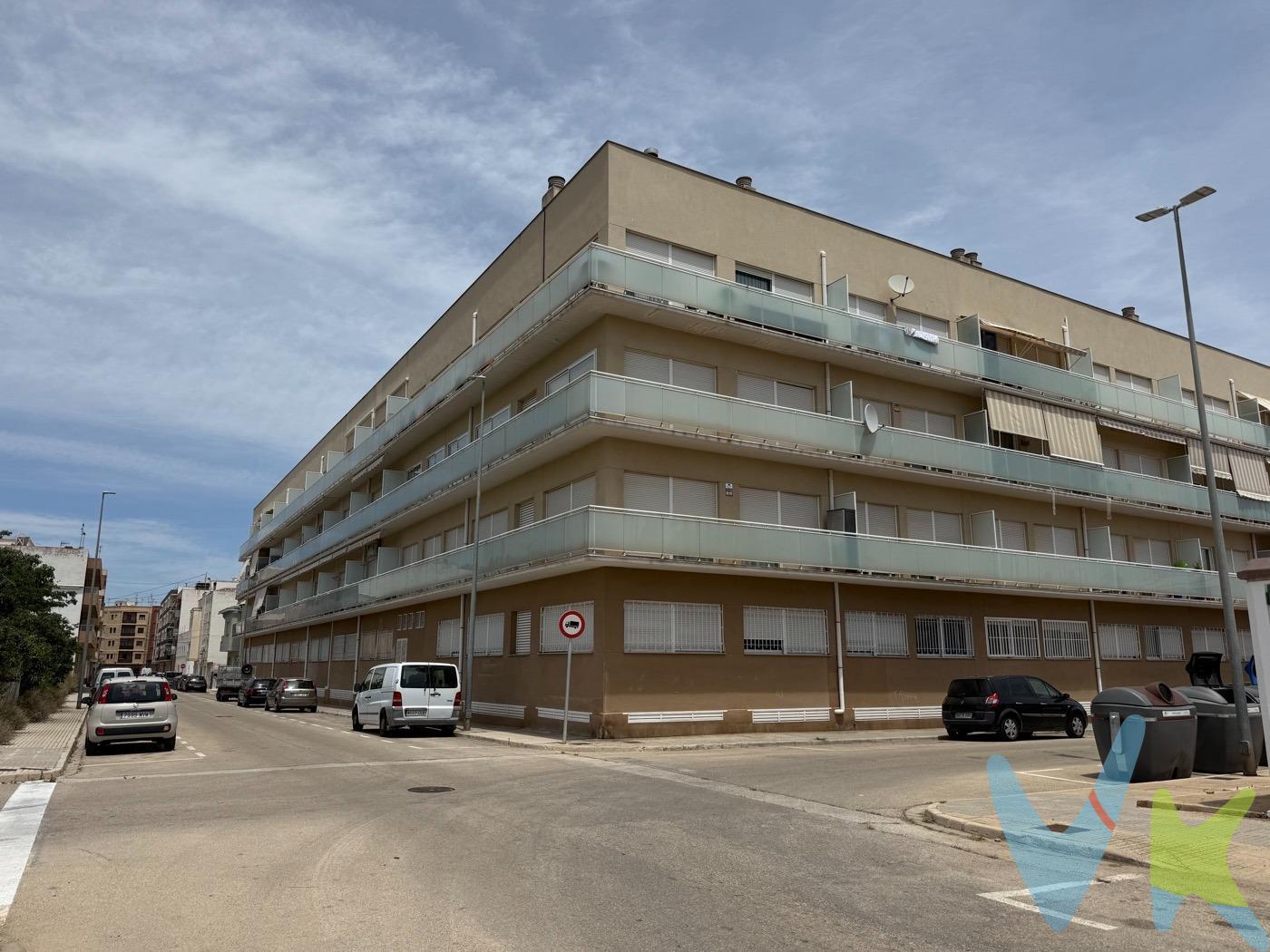 . 🌅 Tu Nuevo Hogar en la Última Planta del Edificio Mallorca – Oliva. ¿Buscas un piso amplio, luminoso y listo para entrar a vivir? Descubre esta espectacular vivienda en la última planta del Edificio Mallorca, en Oliva. Un entorno tranquilo y familiar, a solo 2,5 km de las maravillosas playas de arena fina que hacen de Oliva un lugar único para vivir o veranear. Con 92 m² construidos, este piso destaca por su distribución cómoda y funcional. Cuenta con:. 	•	🛏 3 habitaciones dobles perfectas para familias o invitados. 	•	🛁 2 baños completos con acabados modernos. 	•	🍳 Cocina totalmente equipada, lista para usar. 	•	🛋 Salón-comedor amplio y luminoso, con orientación suroeste que garantiza luz natural todo el día. 	•	🌞 Balcón privado ideal para relajarte al sol. 	•	🧺 Galería independiente. Disfruta del confort durante todo el año con aire acondicionado Frio/Calor por Split, y aprovecha al máximo cada rincón con armarios empotrados. Los acabados de calidad —carpintería interior de madera, gres porcelánico y ventanas de aluminio con Climalit— hacen de este hogar una apuesta segura en confort y eficiencia. Y eso no es todo:. 🚗 Plaza de garaje en el sótano (nº 56). 📦 Trastero privado en la planta cubierta (nº 30). 🚪 Ascensor para mayor comodidad. 🌳 Ubicación inmejorable, rodeada de zonas verdes y parques infantiles. ⸻. ✨ Vive en una zona consolidada, con todos los servicios a tu alcance y el mar muy cerca. No dejes escapar esta oportunidad de vivir en una de las mejores zonas de Oliva, con todo lo que necesitas para disfrutar desde el primer día. 📞 ¡Contacta ahora y ven a visitarlo!. Tu nuevo hogar te espera. 