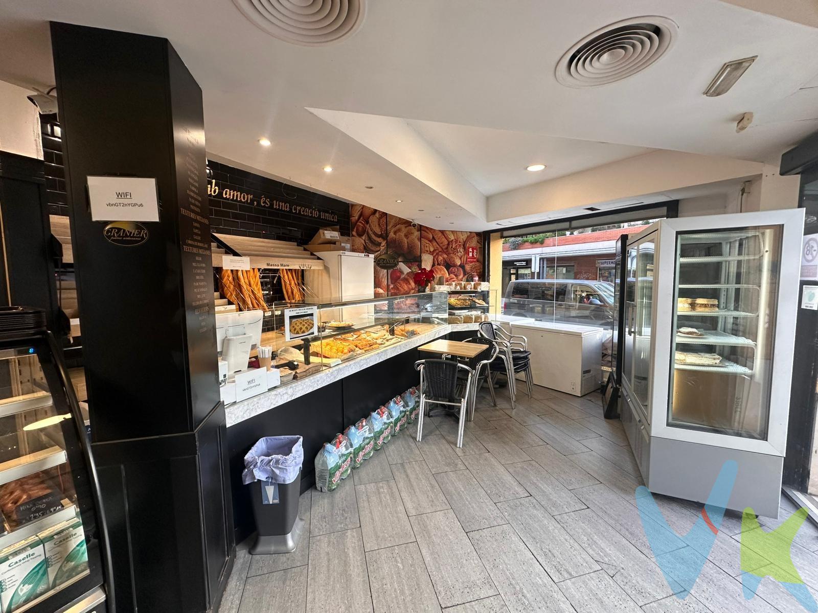 ¡Oportunidad de Inversión! Local alquilado a marca consolidada. Se vende magnífico local comercial de 114 m² construidos, ubicado en una posición estratégica excepcional. El inmueble es esquinero, lo que le otorga una visibilidad inmejorable y una gran entrada de luz natural gracias a su amplio escaparate. Se encuentra alquilado a una reconocida marca del sector panadería/cafetería (inquilino de primer nivel). Cuenta con salida de humos reglamentaria. Situado en buena zona, cerca de los juzgados. Una inversión segura con flujos de caja garantizados desde el primer día. El precio no incluye impuestos (ITP, IVA i AJD), ni los gastos de notario ni los de registro.