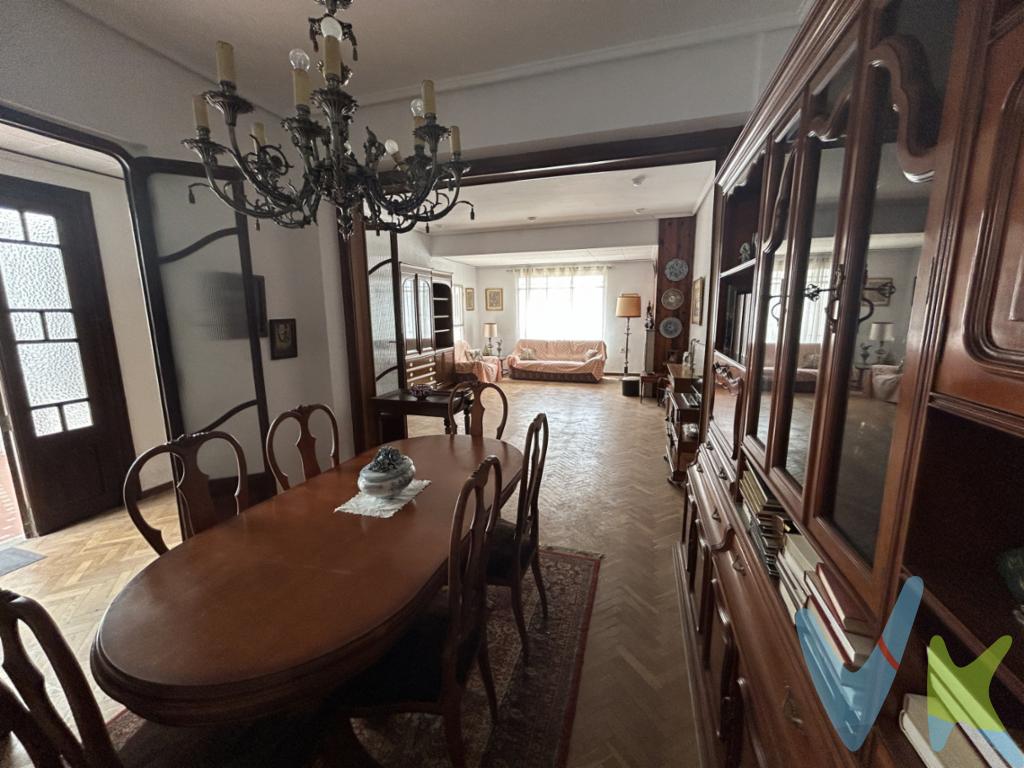 Espectacular vivienda en planta baja en zona centro de Manises. Compuesta por cinco dormitorios, salón comedor de 45 m2., cocina independiente , dos baños, un aseo,  garaje, paellero, patio trasero de 91 m2. varios armarios empotrados. Semi-amueblada.  Con muchas posibilidades para convertirse en la vivienda de tus sueños.