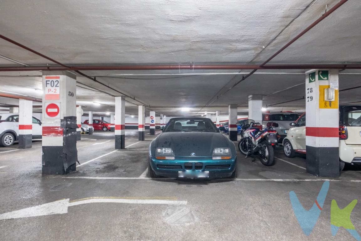 Se vende plaza de garaje en Urbanización Parque Roma, planta -2. Plaza amplia y de fácil maniobra, apta para coche de tamaño normal. Dispone de vigilancia 24 horas y acceso peatonal independiente desde la calle. Ubicación cómoda y segura.