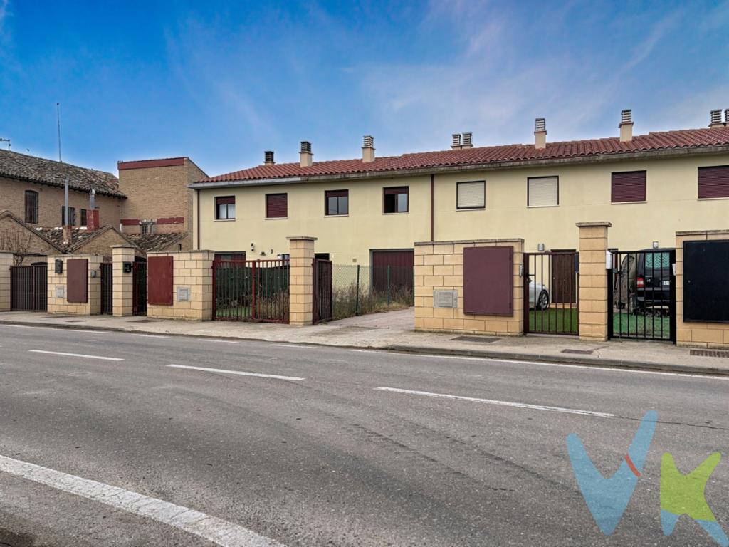 Magnífica casa en venta en Malón, ofrece todo lo que usted y su familia podrían desear. Construida en 2008, esta residencia combina la modernidad con el confort, estableciendo un estándar en calidad de vida.Con una amplia superficie de 140 metros construidos, esta propiedad cuenta con cuatro habitaciones, perfectas para acomodar a una familia o para disponer de habitaciones adicionales como despacho o sala de juegos, según sus necesidades.La propiedad, consta de un espacio libre en el acceso a la misma, así como una zona ajardinada traseraLa ubicación no podría ser más ideal. Situada en  Malón, a los pies del Moncayo, esta propiedad ofrece la combinación perfecta de tranquilidad rural sin renunciar a la cercanía de servicios esenciales y conexiones de transporte. Este entorno privilegiado proporciona una calidad de vida envidiable.No deje pasar la oportunidad de visitar esta maravillosa casa y descubrir todo lo que tiene para ofrecer. Estamos seguras de que una vez que recorra cada espacio, se sentirá cautivada por su encanto y posibilidades. Contáctenos para agendar una visita y comenzar el camino hacia su nueva vida en esta extraordinaria propiedad. 