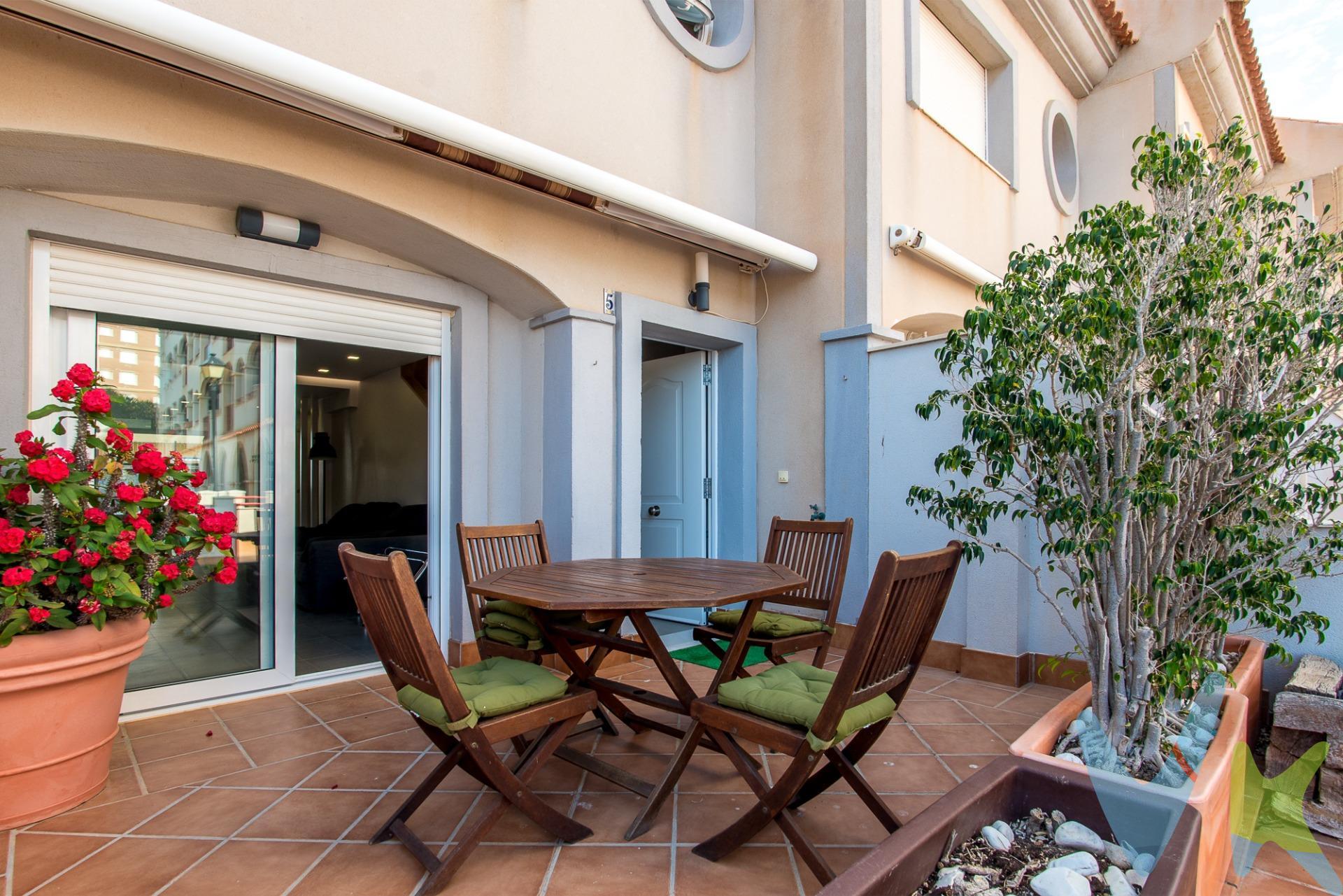 . Crea tu nuevo refugio en La Manga, KM 14, más que una casa, una experiencia de vida junto al mar. Justo después del icónico Puente del Estacio, se esconde una joya entre dos mares: una vivienda adosada que combina comodidad, diseño y una ubicación privilegiada. Desde el primer momento, te recibe un acogedor porche, perfecto para disfrutar de los atardeceres o de una lectura tranquila al sol. Al cruzar la puerta, la planta baja se abre con un **amplio salón comedor** que se funde con una **cocina abierta**, moderna y funcional, pensada para disfrutar cada momento en familia o con amigos. Desde aquí, accedes a un **patio trasero privado**, ideal para comidas al aire libre o momentos de relax. Un aseo de cortesía completa esta planta, aportando practicidad al día a día. En la primera planta, el descanso cobra protagonismo: **tres dormitorios luminosos**, dos baños (uno de ellos en suite), y una distribución pensada para ofrecer privacidad y confort. Y si buscas inspiración o un rincón especial… la **buhardilla con terraza** te está esperando. ¿Te imaginas un espacio de trabajo con vistas o un lugar donde ver las estrellas?. En el sótano, te sorprenderán **65 m² de espacio multifuncional**: aparcamiento privado, zona de juegos, gimnasio, sala de cine.. tú decides cómo disfrutarlo. Todo ello reformado con materiales de primera calidad, cuidando cada detalle. Además, la urbanización cuenta con una **piscina comunitaria** que hará las delicias de grandes y pequeños durante el verano. Una vivienda pensada para disfrutar todo el año en una de las zonas más tranquilas y exclusivas de La Manga. . 