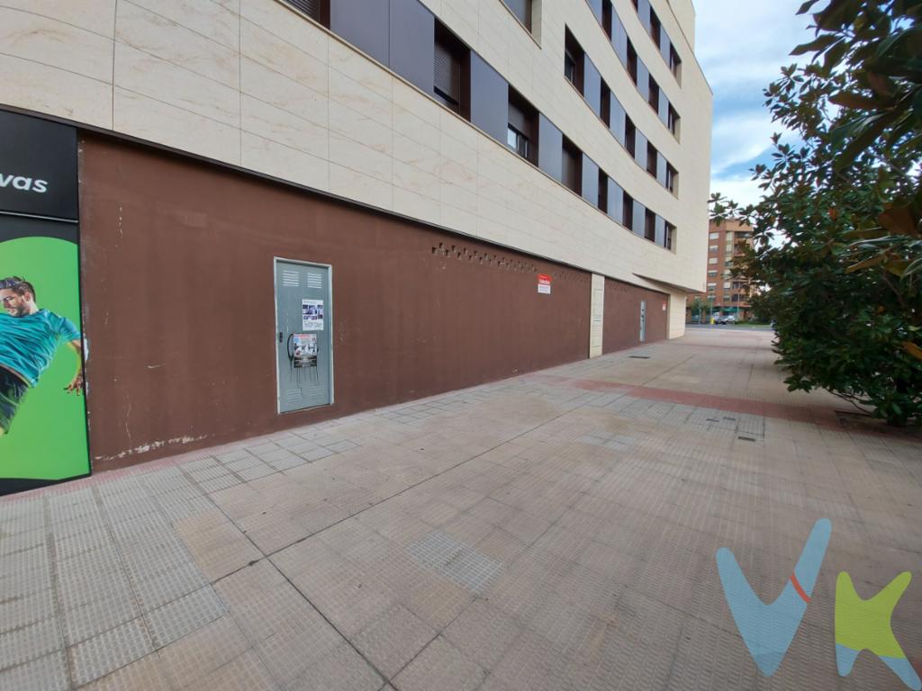 ? Local en venta en RENTABILIDAD en Logroño, junto a estaciones de tren y autobús, ubicado en una zona estratégica con alto tránsito y excelente comunicación, ideal tanto para inversión como para uso propio.? Cuenta con 72 m² construidos y 6 metros de fachada, lo que le aporta buena visibilidad y versatilidad para distintos tipos de actividad.? Actualmente en uso como almacén de restaurante colindante, ofreciendo una base de uso ya establecida y posibilidades de continuidad o adaptación según necesidades.?? Local a reformar, una oportunidad clara para revalorizar el inmueble y adaptarlo a medida, maximizando su potencial.? Incluye plaza de garaje en edificio cercano, un valor añadido poco habitual y muy demandado en la zona.? Ubicación con excelente acceso a transporte público, incluyendo líneas urbanas 3 y 5 cercanas, lo que refuerza su atractivo y conectividad con el resto de la ciudad.