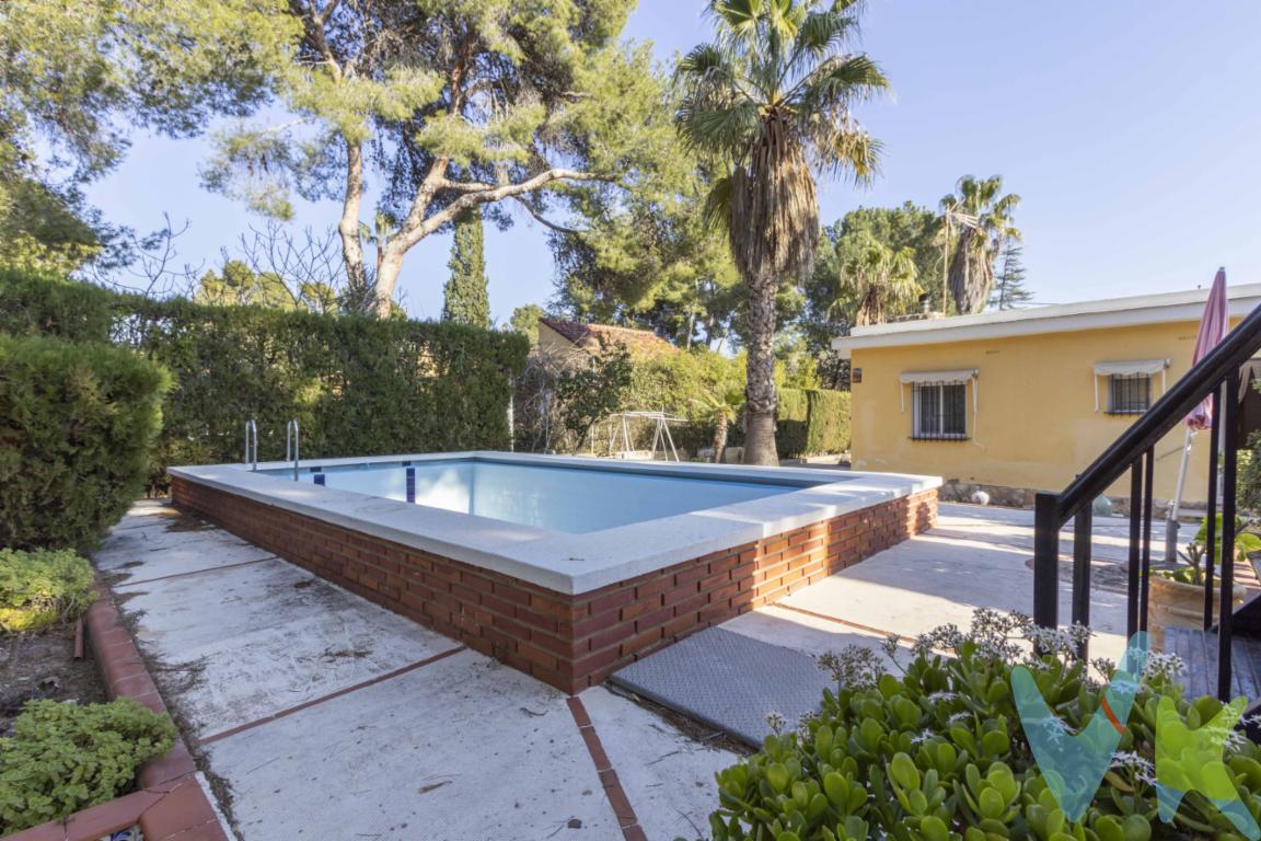  En el pintoresco y tranquilo entorno de Olocau, se presenta esta encantador chalet a la venta, un refugio perfecto para quienes buscan la combinación ideal de naturaleza y confort. La propiedad se extiende sobre una generosa parcela que ofrece un sinfín de posibilidades para el ocio al aire libre y el disfrute familiar.Este hogar cuenta con tres acogedoras habitaciones mas una cuarta que podría hacer las labores de despacho o vestidor. Dispone de 78 metros cuadrados útiles, que se distribuye inteligentemente para maximizar el espacio, ofreciendo un ambiente cálido y acogedor en cada rincón de la vivienda. Además, el espacio construido se amplía a 98 metros cuadrados, proporcionando una estructura sólida y bien conservada que satisface todas las necesidades de la vida moderna.La joya de esta propiedad es, sin duda, su impresionante zona exterior. Una amplia parcela rodea la casa, brindando un entorno espectacular lleno de frescura y tranquilidad. Los amantes del aire libre encontrarán un auténtico paraíso en su propio hogar, donde podrán disfrutar de momentos inolvidables en familia o con amigos. La zona ajardinada está meticulosamente cuidada, ofreciendo el escenario perfecto para relajarse, leer un buen libro, o simplemente disfrutar de la naturaleza.Con el auge de la vida activa al aire libre, la piscina se convierte en un elemento invaluable de esta propiedad. Ideal para refrescarse durante los cálidos días de verano, esta piscina no solo añade lujo sino que también incrementa la calidad de vida en la propiedad. Imagine las largas tardes de verano disfrutando de un baño refrescante tras un día caluroso, o las fiestas con amigos y familia en torno a esta magnífica piscina.La casa está ubicada en un enclave estratégico que ofrece la tranquilidad de la vida rural sin renunciar a las comodidades modernas. Olocau, conocida por su belleza y serenidad, se convierte así en el escenario perfecto para aquellos que buscan escapar del bullicio de la ciudad sin perder todas las comodidades que esta ofrece.Esta es la oportunidad de hacer realidad el sueño de vivir en un lugar donde cada día se siente como unas vacaciones. La fusión perfecta entre una edificación bien diseñada y un entorno natural se presenta como la opción ideal para disfrutar de una vida plena y apacible. No pierda la ocasión de hacer de este oasis su propio hogar. Venga a visitarla y descubra por sí mismo todo lo que esta maravillosa casa en Olocau tiene para ofrecerle. Contáctenos para más detalles y concertar una visita. Esta propiedad podría convertirse en el hogar de sus sueños. 