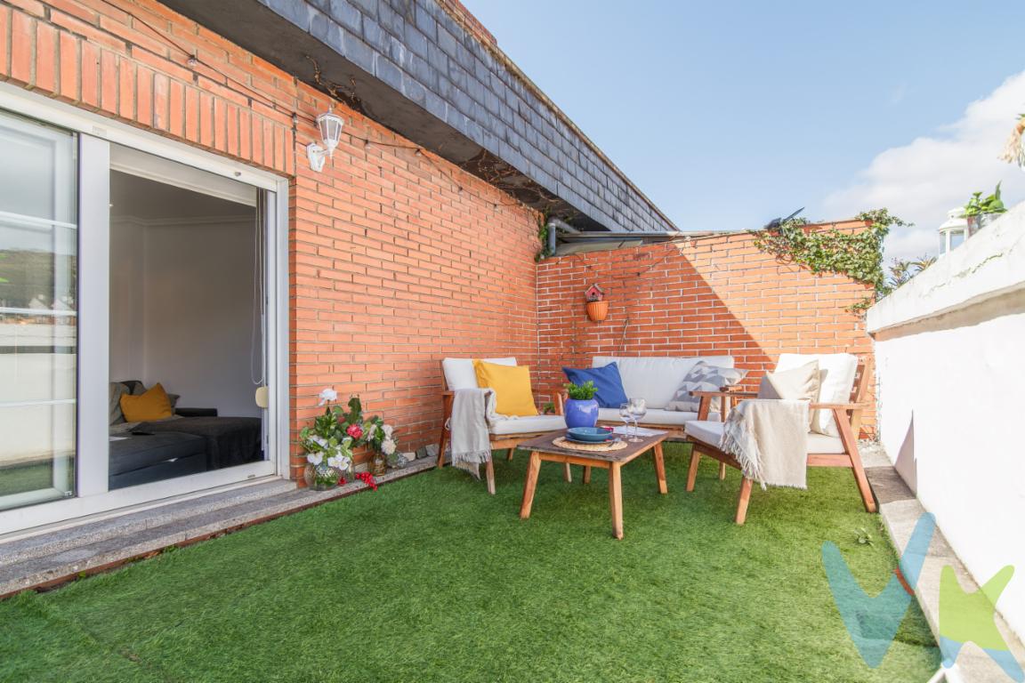 Ático con gran terraza en Vallobin (Oviedo) | Garaje y trastero | Luminoso y tranquilo Luz y estilo de vida Si buscas un ático en Oviedo con terraza donde disfrutar de la luz, la tranquilidad y el espacio exterior, esta vivienda en Vallobin es una oportunidad única.Te presento este distinguido ático, una propiedad que trasciende el concepto de vivienda para convertirse en una experiencia de vida. Ubicado en una de las zonas residenciales más demandadas de Oviedo, este ático destaca por su gran terraza privada, perfecta para desayunar al sol, teletrabajar, relajarse o disfrutar de cenas al aire libre. Un auténtico valor diferencial que convierte la vivienda en un espacio para vivir y no solo para habitar.Su gran terraza privada define el carácter de este hogar: un espacio abierto, sereno y lleno de luz, donde cada momento encuentra su lugar. Desde los primeros rayos de sol acompañando un desayuno en calma, hasta veladas al atardecer en un ambiente íntimo y sofisticado. Un entorno que invita a disfrutar sin prisa. El interior ha sido concebido para ofrecer amplitud, armonía y confort La vivienda cuenta con un salón amplio y luminoso, ideal para crear un ambiente cómodo y acogedor, conectado con un estilo de vida práctico y actual. Un ambiente totalmente relajado. La cocina es independiente, con generosas dimensiones, espaciosa y funcional, con acceso a galería, lo que aporta un extra de almacenamiento y comodidad en el día a día. La zona de descanso ofrece dos habitaciones.   Habitación principal de gran tamaño con vestidor en suite   Segunda habitación ideal como dormitorio, despacho o habitación infantil  El baño es amplio y está bien distribuido, pensado para ofrecer comodidad.La propiedad incluye plaza de garaje y trastero, elementos esenciales que aportan comodidad y valor añadido. Dos elementos muy valorados en la zona que aportan un plus de comodidad y almacenaje. Ubicación: Vallobin, OviedoZona tranquila, bien comunicada y con todos los servicios cercanos (supermercados, transporte, zonas verdes). Ideal para quienes buscan:  Ático con terraza en Oviedo   Vivienda luminosa   Zona tranquila y bien conectada   Espacio exterior privado   Piso con garaje y trastero  Una vivienda que combina amplitud, luz natural y calidad de vida en una de las mejores zonas de Oviedo. Este ático no busca impresionar sino enamorar a través de los detalles, la luz y la forma en que se vive. PRECIO DE VENTA SIN GASTOS NI IMPUESTOS INCLUIDOS: El precio de venta no incluye gastos de notaría, registro de la propiedad, gestoría, ni el Impuesto de Transmisiones Patrimoniales (ITP) o el IVA/AJD. El precio de venta no incluye los honorarios que se devengan a cargo del cliente comprador por la prestación de servicios de asesoramiento y gestión.  2%, con un mínimo de 2.000 EUR, del Precio de Venta (IVA no incluido). Dichos honorarios deberán ser abonados a la firma de la escritura pública.