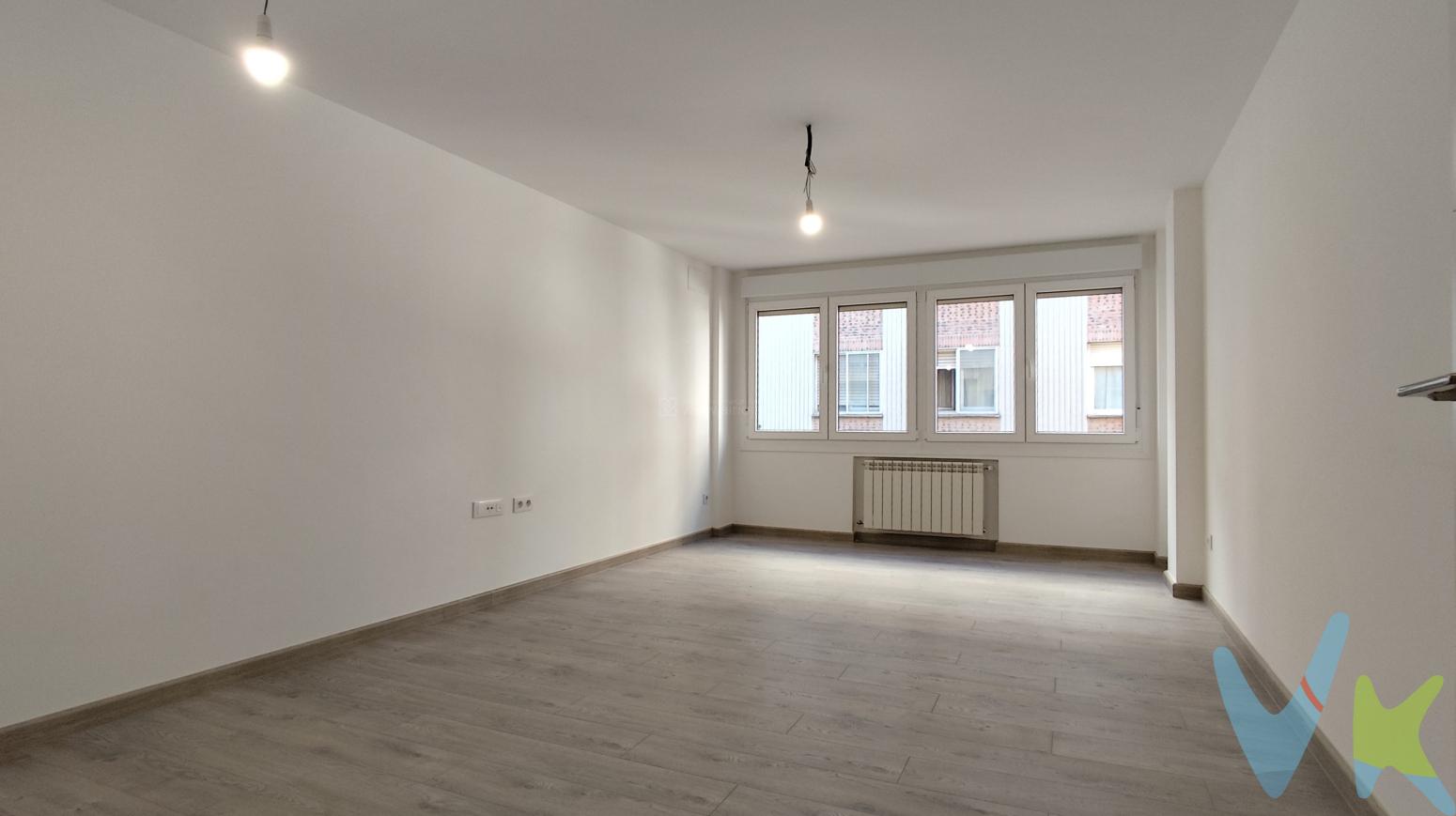 Piso con terraza y plaza de garaje completamente reformado en Avenida de la Paz, Logroño. Ascensor. Orientación este oeste. Dispone de salón, cocina, 3 dormitorios y dos baños. Calefacción central. Suelos de tarima y gres. Carpintería exterior de pvc con climalit y oscilobatiente. Exterior. Garaje. Todos los servicios en el entorno. Junto a la Universidad de La Rioja.