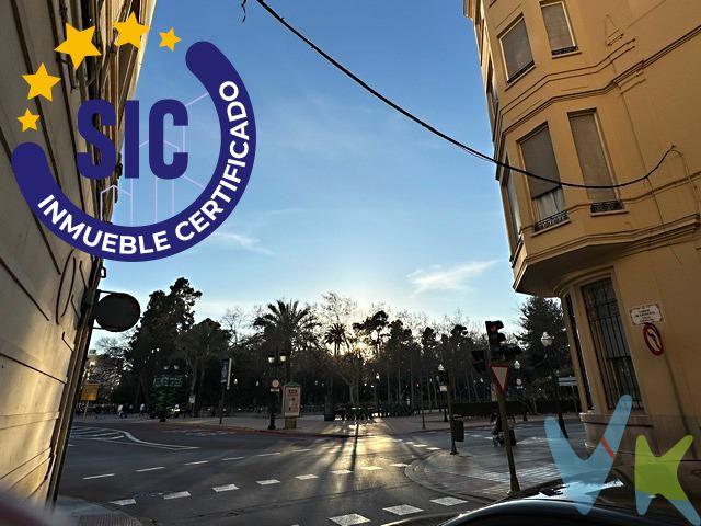 . ¿Buscas una vivienda amplia, bien ubicada y con todos los servicios a tu alcance? ¡Esta es tu oportunidad!. Se vende piso de origen en exclusiva en una de las zonas más demandadas de Castellón de la Plana, junto a La Farola, la Ronda Magdalena y el Paseo Ribalta. ✅ Características principales:. 105 m² construidos (aprox.). Comedor de 21 m² con salida a balcón. Cocina independiente con galería. 3 habitaciones dobles. 1 baño completo + 1 aseo. Buena distribución y muchas posibilidades de reforma. 📍Ubicación privilegiada:. Situada en una zona céntrica y consolidada, rodeada de colegios, farmacias, panaderías, supermercados, restaurantes, y a pocos minutos del casco antiguo. Excelente conexión con el transporte público y servicios. ✨ Ideal para:. Familias que buscan espacio y ubicación. Inversores que quieran reformar y revalorizar. Personas que desean vivir en el corazón de Castellón. 🔑 ¿Quieres más información o agendar una visita? Contacta con nosotros hoy mismo. 📞 ¡No dejes pasar esta oportunidad y ven a visitarlo!. 📢 Información importante:. Este inmueble se comercializa en exclusiva, lo que garantiza una gestión profesional, segura y personalizada. Por favor, abstenerse de molestar a propietarios, ocupantes o vecinos.