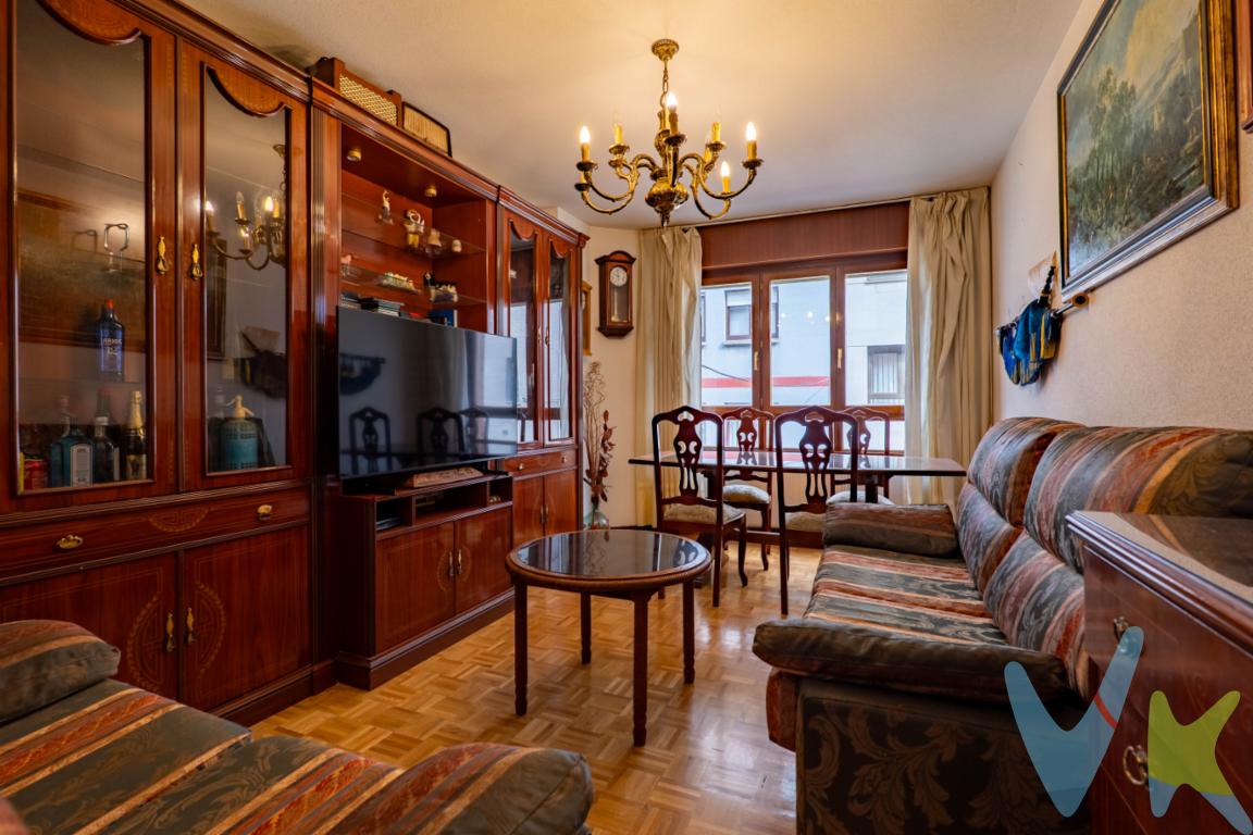 Te presentamos este fantastico apartamento de más de 50m2, en pleno centro de Gijón, a unos 3 minutos de la Plaza Europa y en el eje comercial de la Avenida Shultz, Avenida de la Costa y Manuel Llaneza. Se trata de una vivienda en un edificio de muy buenas calidades contructivas, amplios huecos y sobre todo muy luminoso, gracias a su orientacion Este-Oeste, que le proporciona muchas horas solares. La vivienda cuenta además con un amplio trastero en la planta de bajocubierta. Con la cocina y el salón con vistas a la calle Argandona y el dormitorio a patio de manzana, hacen que esta propiedad la podamos considerar como si fuera totalmente exterior. Gas ciudad individual para los suministros de ACS y calefacción, portal sin barreras arquitectónicas, y rodeada de todo tipo de comercios a pie de calle, locales de hostelería y restauración, e incluso el Centro de Salud de Puerta la Villa que lo tendríais a menos de 5 minutos de la vivienda. No lo pienses más, llámanos y ven a visitar este fantástico apartamento, no te dejará indiferente.Se informa a los interesados que el precio de venta indicado no comprende los honorarios al comprador de la agencia inmobiliaria, el Impuesto de Transmisiones Patrimoniales (ITP) ni los gastos asociados a la compraventa (notaría, registro de la propiedad y otros)