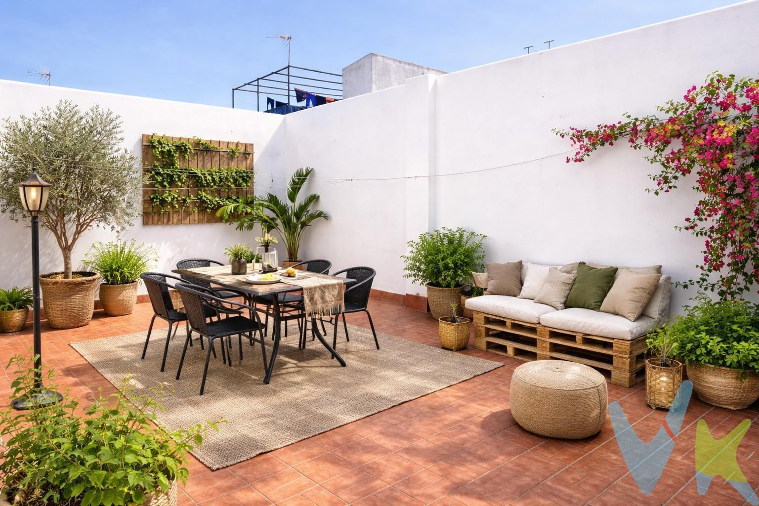 Imagina abrir la puerta de tu nuevo hogar en plena calle Ancha, en Chiclana de la Frontera, y sentir desde el primer momento la calidez de un espacio pensado para disfrutarse. Este acogedor primer piso, con aproximadamente 70 m² construidos, te envuelve con una distribución cómoda y funcional. Contiene fotos con inteligencia Artificial. Nada más entrar, la luz natural del salón te llama. Su amplio ventanal con orientación suroeste deja pasar los rayos del sol durante gran parte del día, iluminando cada rincón y creando una atmósfera cálida que casi se puede sentir en la piel. Es ese lugar donde apetece sentarse, relajarse y dejar que el tiempo pase. La cocina, con salida a un patio interior orientado al noroeste, ofrece un ambiente más fresco y tranquilo. Aquí se percibe la calma: el suave movimiento del aire, el silencio del interior y ese rincón perfecto donde tomar un café o disfrutar de una cena al aire libre en las noches de verano. Los dormitorios invitan al descanso. El principal, con su armario empotrado, transmite orden y confort, mientras que el segundo se adapta a tus necesidades: habitación, despacho o espacio creativo. Desde uno de ellos se accede a un amplio patio, un pequeño refugio donde crear tu propio oasis: plantas, lectura, momentos de desconexión… un lugar que se vive y se siente. El baño, con ventilación natural gracias a sus ventanas, aporta frescura y bienestar en el día a día, convirtiendo las rutinas en momentos agradables. Aquí no solo compras una vivienda, sino una forma de vivir: la luz que ves, la tranquilidad que escuchas, la brisa que sientes, los momentos que saboreas y el hogar que empiezas a imaginar. Transparencia de precio, impuestos y honorarios: El precio publicado corresponde únicamente al precio de venta del inmueble y no incluye impuestos, gastos de compraventa ni honorarios a cargo del comprador. Impuestos: ITP o IVA + AJD (según la naturaleza de la transmisión). En Andalucía, en segundas transmisiones el ITP es 7 % con carácter general, pudiendo aplicarse tipos reducidos (6 % o 3,5 %) si se cumplen requisitos. Base del impuesto: con carácter general, la base será la mayor entre el precio declarado y el valor de referencia (según normativa aplicable). Gastos de compraventa: Notaría, Registro y, en su caso, Gestoría (desde 2.000 € orientativo, según operación). Honorarios comprador (no incluidos): 3 % + IVA, con mín. 3.500 € + IVA si precio < 115.000 €. Se informan y aceptan por escrito (hoja de encargo/servicios) antes de la visita y de cualquier gestión vinculada a la compra. Ficha informativa (Decreto 218/2005) a disposición del interesado. Fuentes oficiales: Información tributaria y valor de referencia disponible en Sedes Oficiales de la Junta de Andalucía y se facilitan a quien lo solicite. Exclusiva: Por mandato expreso del propietario, este inmueble se comercializa en exclusiva a través de la Inmobiliaria. Se ruega no contactar directamente con propiedad/ocupante/vecinos. 