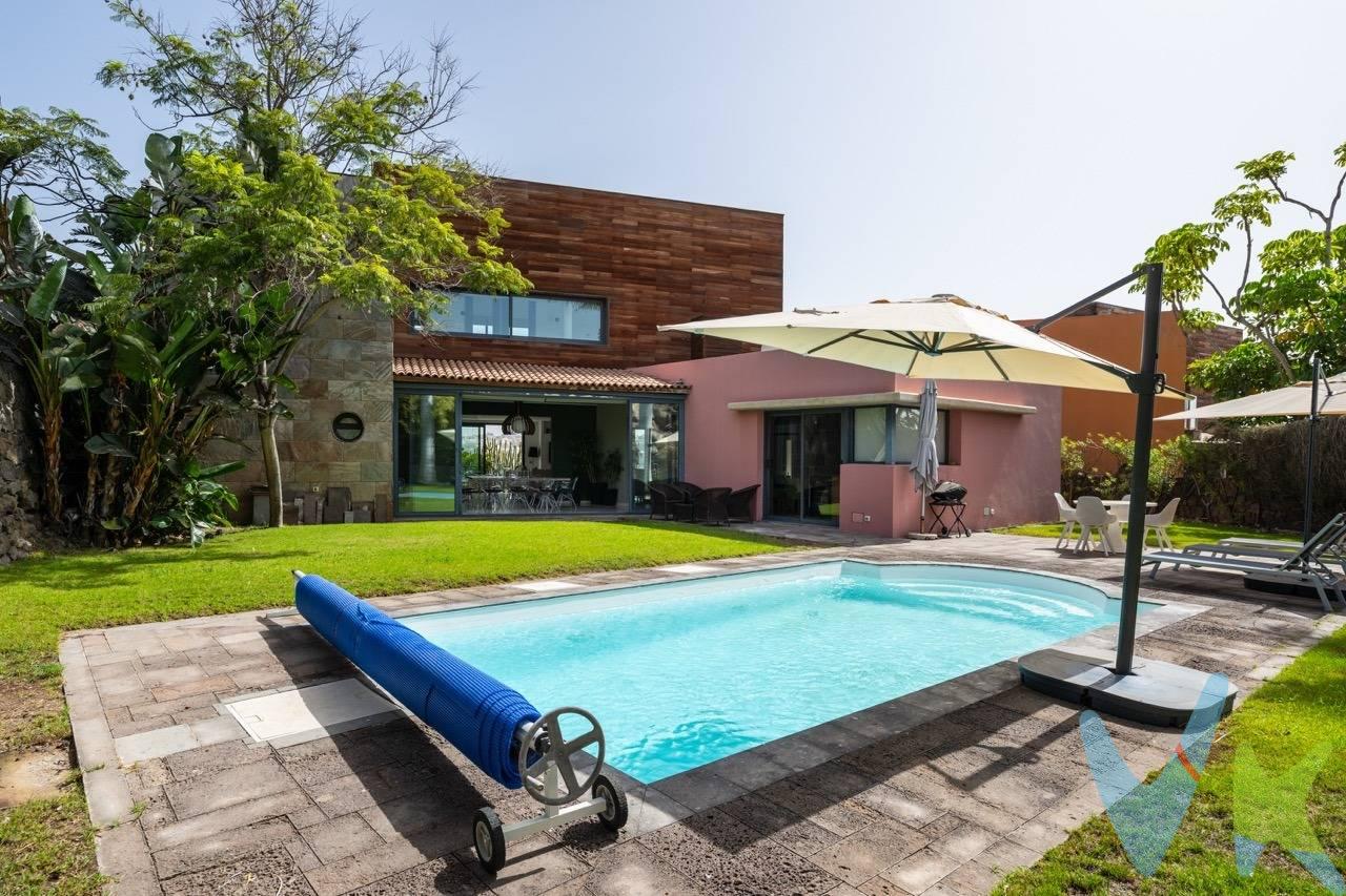 Una propiedad maravillosa y espaciosa situada en la cotizada zona de Salobre Golf Resort. Esta vivienda se distribuye en tres plantas y goza de una ubicación privilegiada. Al entrar por el vestíbulo, se accede a un salón muy amplio que cuenta con una terraza soleada y hermosas vistas al campo de golf. Separado por una puerta corredera, se encuentra un dormitorio doble con baño en suite; esta estancia podría utilizarse también como despacho o estudio de yoga, según se desee. El salón conecta además con un gran comedor que dispone de preciosas puertas acristaladas con acceso directo al jardín trasero y a la piscina. La espaciosa cocina, diseñada por DecoArt, es moderna y funcional; cuenta con acceso directo al jardín —facilitando así las reuniones y comidas al aire libre— y dispone de un cuarto de servicio o lavandería. En la planta superior se encuentran tres dormitorios dobles. Uno de ellos es una suite que incluye vestidor y un baño equipado con bañera de hidromasaje y ducha. Hay un baño adicional en esta planta y todos los dormitorios ofrecen unas vistas magníficas y despejadas al campo de golf. Desde el rellano también se puede disfrutar de una vista parcial al mar. La planta inferior alberga un garaje para dos vehículos, punto de carga electrico y zonas de almacenamiento. La puerta automática da paso a una plaza de aparcamiento exterior adicional. La propiedad se asienta sobre una parcela de más de 870 m² y cuenta con un amplio jardín privado —sin vecinos que pasen por alto la vista— que incluye zona de solárium, espacio para comer y socializar al aire libre, así como una piscina de buen tamaño. Esta villa ha sido completamente reformada y cuenta con un diseño de interiores exquisito, encontrándose en un estado impecable. Es una oportunidad única para adquirir una propiedad excelente en Salobre Golf.