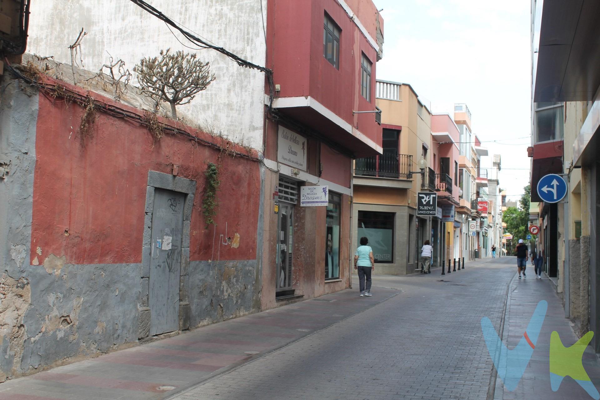 Si estás buscando vivir en el centro de la ciudad de Telde  y no consigues nada que te ilusione, te ofrecemos esta casa-solar, situada a pocos metros de la plaza de San Gregorio y de la zona comercial , donde desarrollar tu vida diaria te resultará muy cómodo. La parcela  es  prácticamente de  forma rectangular , tiene ciento veintiséis metros cuadrados de superficie  con una construcción de noventa y cinco metros cuadrados, la cual está en  mal estado, siendo el resto del terreno actualmente un patio abierto. La edificabilidad de la parcela es de tres plantas, teniendo el  acceso por la calle principal de la fachada y por el callejón lateral, por lo que la vivienda/s pueden tener ventanas a fachada y al lateral. ¡Llama para más información y no pierdas la oportunidad de tener la vivienda que siempre has soñado en el centro de la ciudad!.  Información: Los gastos inherentes a la compraventa de la propiedad: Notaría,  impuestos,  registro , no se encuentran incluidos en el precio.  Los datos expuestos son meramente orientativos y se encuentran sujetos a errores u omisiones involuntarias. 