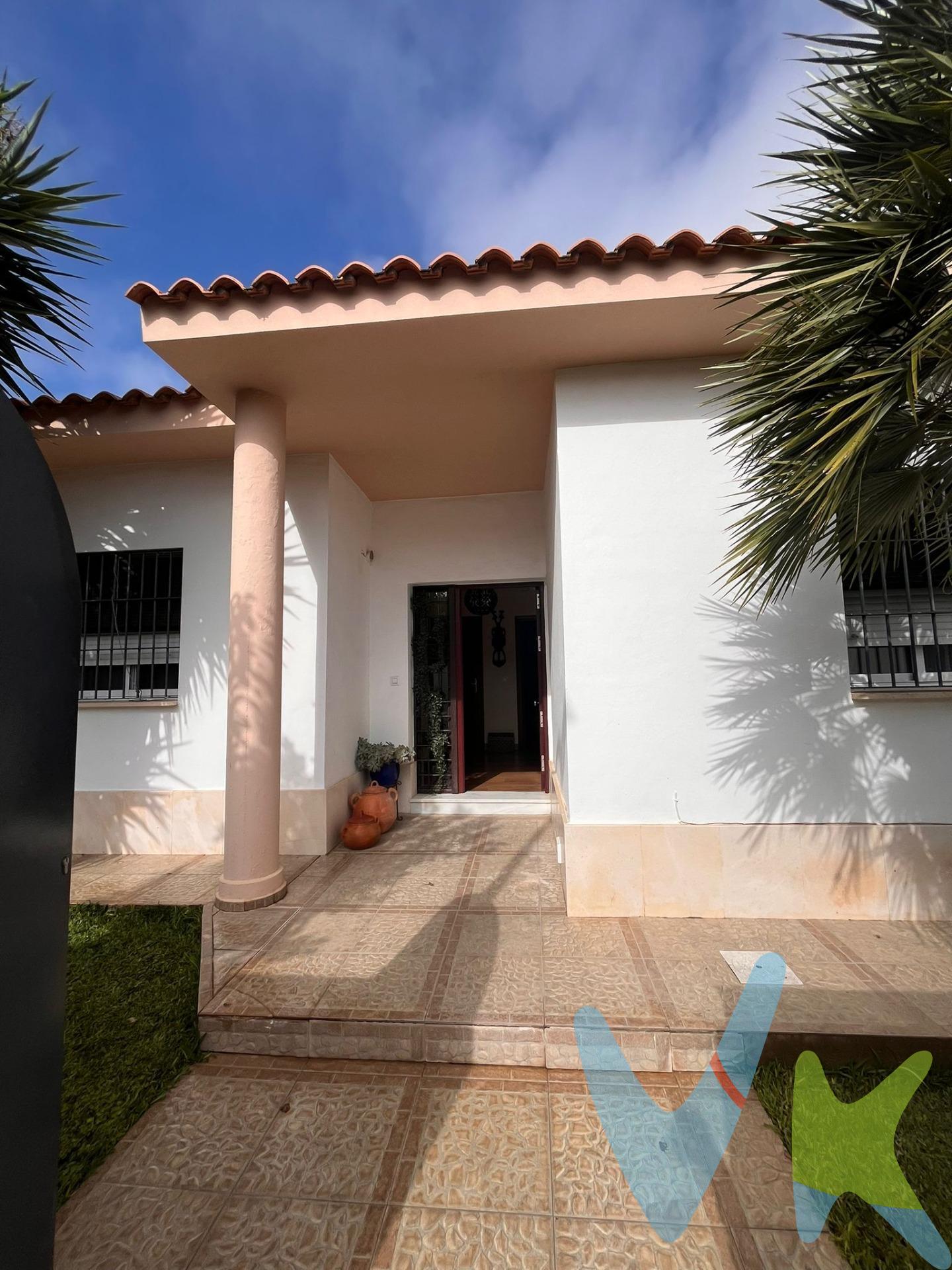 . ¡Bienvenido al hogar ideal para su familia!. Le presentamos este magnífico chalet independiente de una sola planta y 271\ m^2 construidos, un refugio diseñado para combinar el espacio y el confort de una gran vivienda con la serenidad de vivir en un entorno semi-rural Ubicación Estratégica: . Situado en una de las zonas residenciales más tranquilas y demandadas de las afueras de Espartinas, esta propiedad ofrece una calidad de vida superior sin renunciar a la conveniencia.   Paz y Naturaleza.  Rodeado de ese ambiente de olivos y parcelas amplias, disfrutará de la máxima tranquilidad y del aire libre. Es el entorno perfecto para que sus hijos crezcan con espacio y seguridad, lejos del bullicio del centro.  Su ubicación en la periferia garantiza una rápida salida a las principales vías de comunicación, facilitando sus desplazamientos diarios y el acceso a Sevilla o a otras localidades del Aljarafe.  A pesar de la tranquilidad de la zona, los principales servicios y centros educativos de Espartinas (colegios, supermercados y centros deportivos) se encuentran a pocos minutos en coche o un agradable paseo, ofreciendo la comodidad que toda familia necesita. Gran parcela de casi 700m² para disfrutar de la vida familiar  y con amigos, con una estupenda piscina y barbacoa. La vivienda de una sola planta más buhardilla nos ofrece un confort y comodidad extraordinario. Gran salón con forma de L ideal para recrear varios ambientes, con chimenea y acceso a un porche extraordinario . Tiene en planta baja cuatro dormitorios, el principal en suite con baño propio. Todas las habitaciones, con armarios empotrados, ofrecen el espacio y la intimidad que cada miembro de la familia necesita. Tiene  otro baño completo que da servicio a estas habitaciones y un aseo adicional con placa de ducha.  Gran cocina office  con electrodomésticos, muy  luminosa y cómodas.  En planta alta una gran buhardilla diáfana, un espacio versátil  ideal para una sala de cine, un despacho privado , sala de juegos o dormitorio adicional. Su espectacular parcela  tiene  zona para  parking para mayor comodidad.  El precio de venta no incluye honorarios de agencia, impuestos ni gastos de compraventa. Documento F. I. A. disponible según Decreto 218/2005 de la Junta de Andalucía. Esta propiedad, comercializada en exclusiva, garantiza información detallada y un trato directo. El precio de venta no incluye honorarios de agencia, impuestos ni gastos de compraventa. Documento F. I. A. disponible según Decreto 218/2005 de la Junta de Andalucía. 