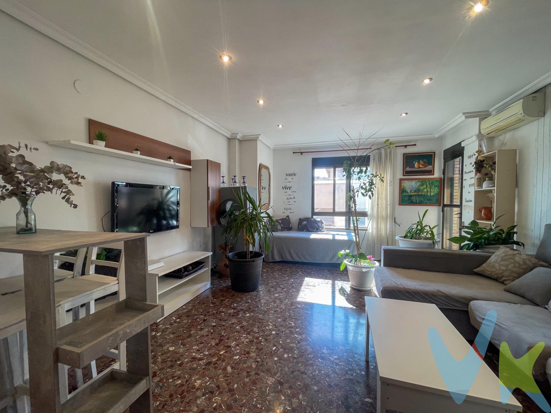 ¡Tu nuevo hogar en Requena te está esperando!. En plena Carretera de Chera, a un paso de la siempre viva Capitán Gadea, una de las calles más comerciales y con mejor ambiente de Requena, se encuentra este piso reformado que enamora a primera vista. Ubicado en una finca con fachada de caravista construida en 2003, sin mantenimiento exterior y con ascensor, este tercer piso es todo lo que estabas buscando si valoras el confort, la luz natural y una distribución inteligente. Con 114 m², este hogar te da la bienvenida con un salón amplio, luminoso, con aire acondicionado y salida a un balcón ideal para tomar un café al sol o simplemente desconectar. La cocina, también espaciosa, cuenta con alacena independiente, perfecta para mantener todo organizado mientras das rienda suelta a tus mejores recetas. Aquí cada rincón invita a crear recuerdos. El piso dispone de cuatro habitaciones interiores, tres de ellas sencillas y una doble pensada para el mejor descanso, lejos del ruido exterior. Todas las estancias cuentan con ventanas dobles de aluminio, que aseguran aislamiento y tranquilidad. Las puertas de madera y los detalles cuidados en cada estancia aportan calidez y carácter. Los dos baños completos han sido reformados con un estilo moderno, ambos con cómodos platos de ducha, funcionales y elegantes. La calefacción eléctrica por acumuladores garantiza una temperatura agradable en invierno sin complicaciones. Además, estás muy cerca de la Escuela de Capataces, ideal si trabajas o estudias allí, y con todos los servicios, comercios y zonas verdes a tu alrededor. Este piso no es solo una buena inversión por su ubicación y estado: es una oportunidad para empezar una nueva etapa con calidad de vida, comodidad y estilo. ¿Te imaginas ya viviendo aquí?. Llámanos y ven a visitarlo. Tu futuro empieza en Requena. La descripción del presente inmueble e imágenes tienen mero carácter informativo y en ningún caso carácter contractual, pudiendo ser modificados por la inmobiliaria comercializadora sin que ello implique responsabilidad alguna frente a terceros. En el precio de venta a público, esta propiedad NO incluye los gastos de adquisición (Notario, registro, gestión, honorarios, etc…).