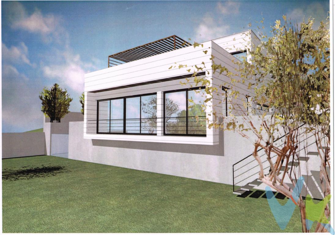 Fincas Eva presenta este terreno urbanizable en Dosrius, en la urbanización de Can Maset del Fang, es una urbanización residencial muy tranquila con vistas despejadas a la montaña. Dosrius es un pueblo tranquilo y pintoresco rodeado por la belleza natural de la comarca del Maresme. Se encuentra a unos 40 kilómetros al noreste de Barcelona. Su entorno ofrece un paisaje montañoso, bosques y senderos que son apreciados por los amantes de la naturaleza y los excursionistas. El terreno consta de 1.113m2, de los cuales se pueden edificar 299m2 en una casa de máximo 3 plantas. La parcela tiene forma rectangular con una pendiente descendiente de unos 35% hacia el sureste, limita al noroeste con la calle Can Domingo y con otras parcelas en sus otros costados. Se ha realizado el estudio geotécnico y los planos topográficos del proyecto de obra. Servicios en Dosrius:Fiestas y Eventos: Dosrius, como muchos pueblos en Cataluña y España, puede celebrar fiestas locales y eventos culturales a lo largo del año, proporcionando a los residentes oportunidades para socializar y disfrutar de la comunidad.Transporte: la movilidad se basa principalmente en vehículos privados.Comercios y Servicios Básicos: En el centro del pueblo, puedes encontrar pequeños comercios locales, supermercados, panaderías y otros servicios esenciales para los residentes.Deportes: cuenta con instalaciones deportivas como campos de fútbol, pistas de tenis o polideportivos para fomentar la actividad física y el deporte en la comunidad.Cultura y Ocio:  Instalaciones culturales como bibliotecas, centros culturales o espacios para eventos y actividades recreativas.Salud: Hay centros de atención primaria o consultorios médicos en la zona para atender las necesidades de salud básicas de la población.Educación: El municipio suele contar con escuelas primarias e instituciones educativas secundarias para la educación de los residentes más jóvenes.Ayuntamiento: Dosrius cuenta con un ayuntamiento que gestiona los asuntos municipales, servicios públicos y eventos locales.