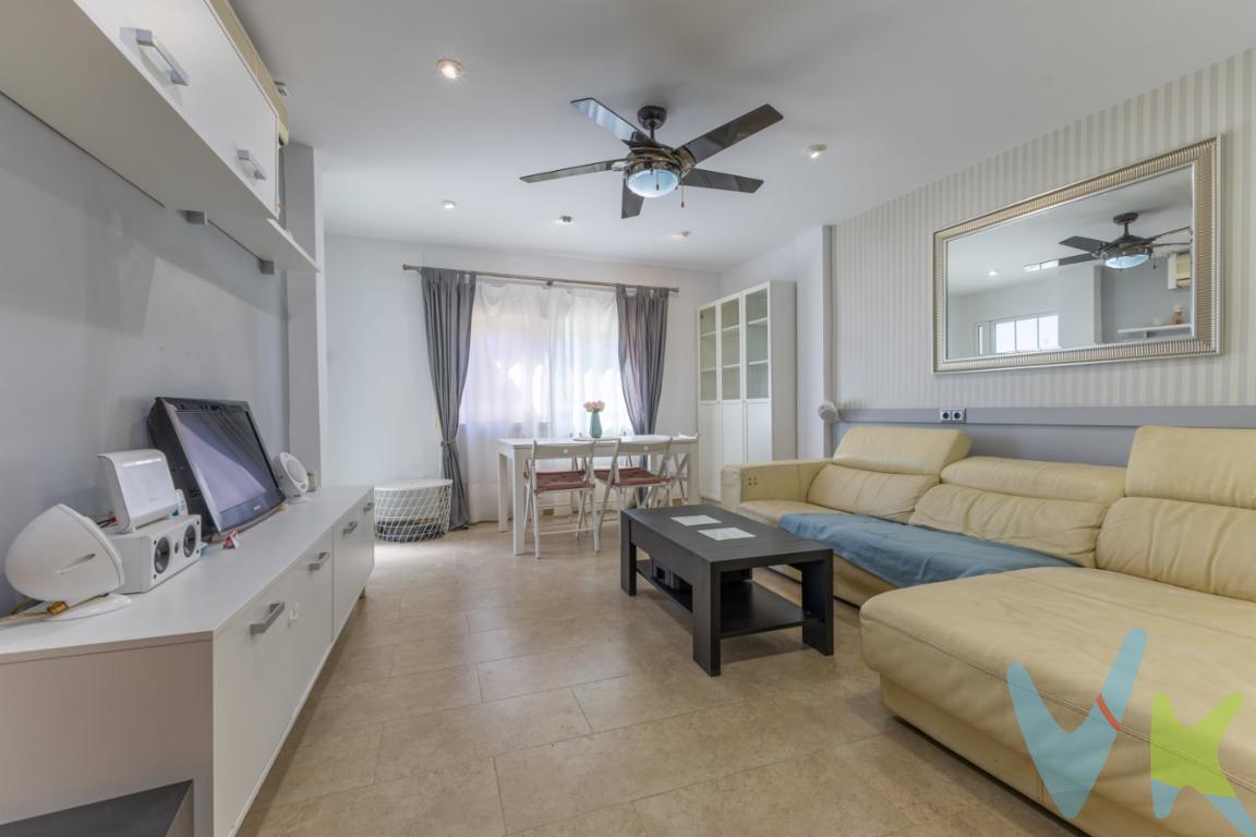 Te presentamos esta fantástica vivienda lista para entrar a vivir, ideal para familias o para quienes buscan amplitud, comodidad y una excelente ubicación.El piso dispone de 3 habitaciones amplias, todas ellas con abundante luz natural, creando espacios cálidos y acogedores. Cuenta con un baño de grandes dimensiones, diseñado para ofrecer comodidad en el día a día.La cocina, espaciosa y muy luminosa gracias a su orientación y a la luz que recibe directamente de la calle, se convierte en un lugar perfecto para disfrutar de cada momento. Además, la vivienda dispone de un gran balcón, ideal para relajarse, disfrutar del aire libre o crear un agradable rincón exterior.Su ubicación es otro de sus grandes atractivos: ofrece rápido acceso y salida tanto hacia Castellón como hacia Valencia, facilitando los desplazamientos. Se encuentra frente a un colegio, una gran ventaja para familias con niños, y a solo 3 minutos del hospital, contando con todos los servicios esenciales muy cerca.Si buscas una vivienda luminosa, espaciosa y lista para entrar a vivir, esta puede ser la oportunidad que estabas esperando. ¡Ven a visitarla y descubre todo lo que puede ofrecerte! El precio indicado no incluye gastos ni otros conceptos. Al precio publicado deberá añadirse:Honorarios de intermediación de la agencia inmobiliariaGastos de inscripción en el Registro de la PropiedadHonorarios notarialesImpuestos aplicables a la transmisión (IVA o ITP y AJD, según el caso)El inmueble se vende sin amueblar, sin electrodomésticos, enseres ni elementos decorativos.