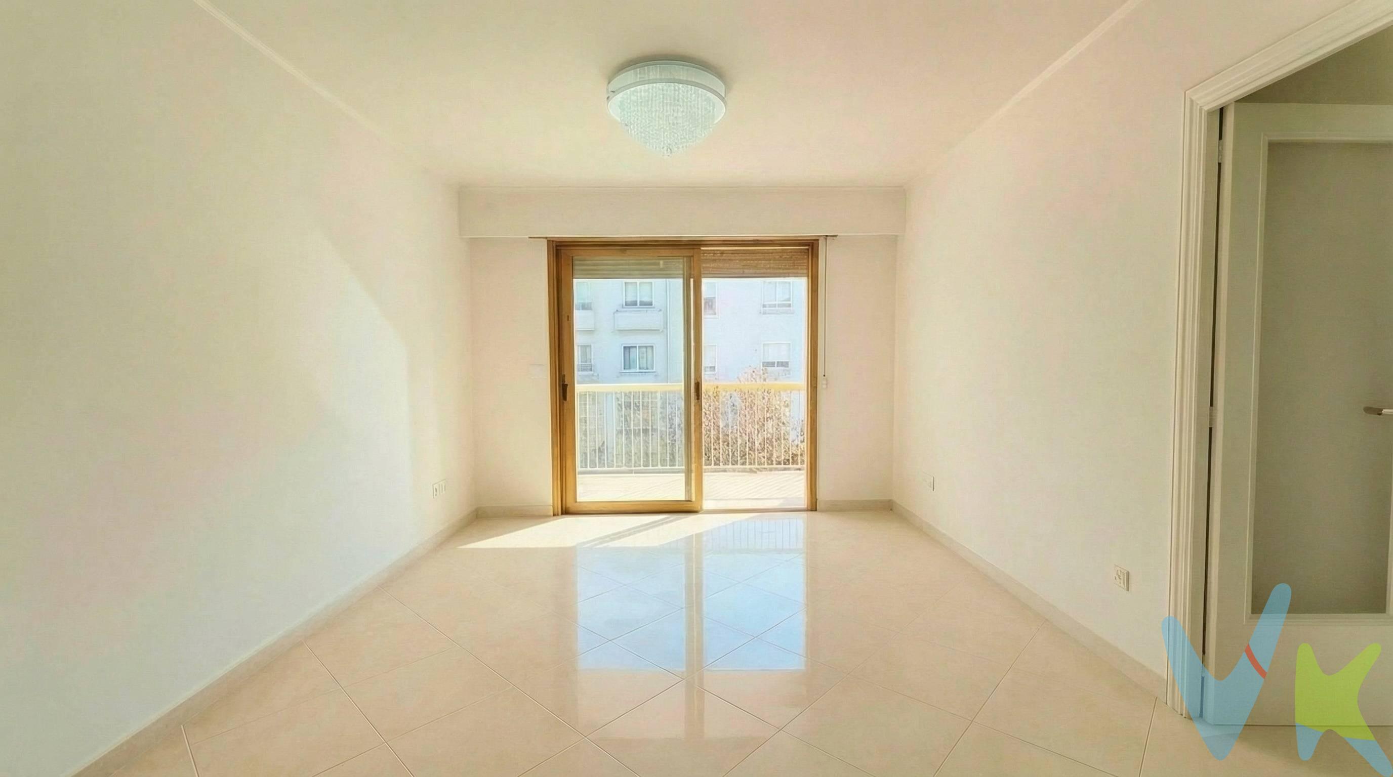 PISO MUY LUMINOSO, LISTO PARA ENTRAR A VIVIR. Les presentamos en exclusiva esta magnífica vivienda en Reus, ideal para quienes buscan un piso funcional, luminoso y sin necesidad de realizar reformas. El inmueble destaca por su excelente orientación y altura, que le confieren una gran entrada de luz natural, aportando confort y bienestar a cada estancia. La vivienda ofrece una distribución muy bien aprovechada, con una clara diferenciación entre la zona de día y la zona de noche, lo que garantiza mayor comodidad y privacidad. Distribución y características:. Práctico hall/recibidor. Amplio y luminoso salón-comedor con salida a un espacioso balcón, perfecto para disfrutar de un agradable espacio exterior. Cuatro dormitorios: uno doble y tres individuales. Baño completo con bañera y ventana exterior para una óptima ventilación. Cocina independiente, luminosa, con acceso a galería destinada a zona de lavado. Suelos de gres. Carpintería exterior de aluminio. Terrado comunitario. La finca no dispone actualmente de ascensor, aunque la comunidad está recaudando fondos para su futura instalación, lo que supone un interesante valor añadido a medio plazo. Ubicado en una zona céntrica y muy bien comunicada, el inmueble cuenta con todos los servicios a su alcance: comercios, supermercados, farmacias, gimnasios y fácil acceso a las principales salidas de la ciudad. No deje pasar esta oportunidad. Contacte con nosotros para concertar una visita; estaremos encantados de atenderle.