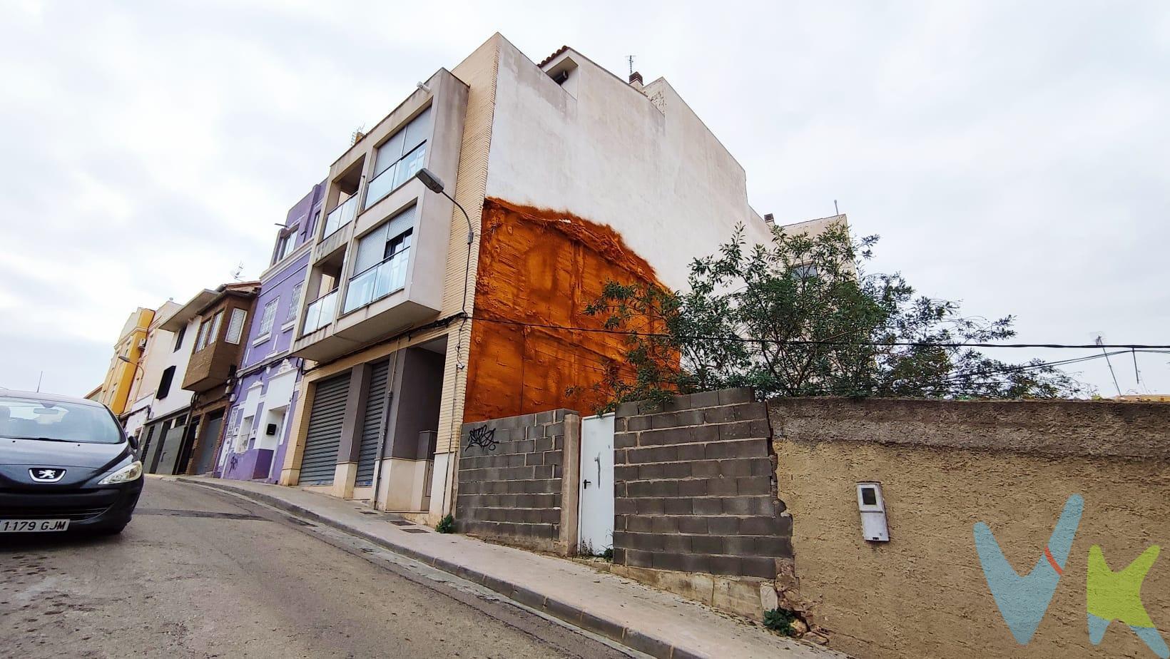 Se vende solar urbano en el pueblo de Burjassot lindero al barrio de Benimamet (Valencia), próximo a las estaciones de metro de Cantereria o Benimamet te permite la oportunidad de construir tu propia casa desde cero, si alguna vez has soñado con tu casa ideal aquí te mostramos la ubicación perfecta. El terreno dispone de 90 m2 según catastro y urbanísticamente hablando puedes construir planta baja + dos alturas + buhardilla, lo que hace que los metros construibles se multipliquen, las medidas son: 6 m de fachada y 16,50 m de profundidad. La ubicación es inmejorable, tenemos un gran parque a escasos metros de distancia, próximo a las universidades de Burjassot, la Feria de Muestras de Valencia o al velódromo Luis Puig y con una fácil salida a la autovía del Turia (CV-35). La zona dispone de supermercados próximos así como centros médicos y estación de tranvía que facilita el trayecto tanto a las zona universitarias de Valencia y Burjassot como a la playa. 