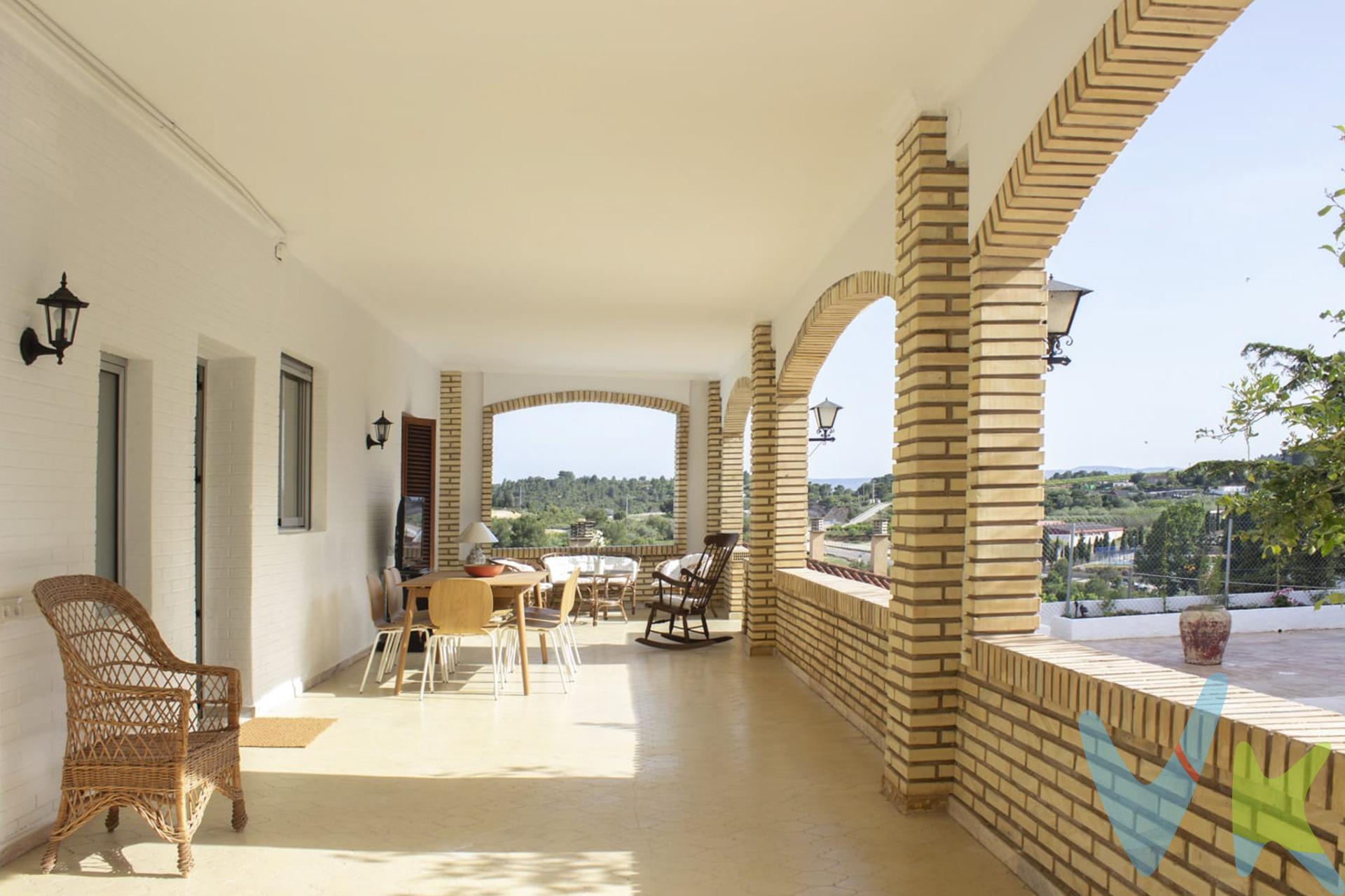 Descubre esta joya en el corazón de Godelleta, un lugar ideal para crear recuerdos. inolvidables en familia. Sus cinco habitaciones dobles y tres baños ofrecen toda la. privacidad y el espacio que necesitas. La casa se ha renovado íntegramente en 2024, con un sistema eléctrico y de fontanería. completamente nuevos. La zona exterior es un oasis: una piscina privada con vistas. panorámicas te invita a relajarte y escapar del calor. Además si no se quiere entrar. mojado a casa para preparar la comida o pasar al baño, la zona de la piscina también. dispone de cocina y baño para hacer la vida en el exterior mucho más cómoda. Y para. tomar el sol, su terraza solárium 360o es sencillamente espectacular. La propiedad tiene un potencial único: podrías ampliar el espacio habitable a una. segunda planta. Cuenta con un amplio garaje para 5 vehículos con doble acceso y. calefacción central de gasóleo para el invierno.