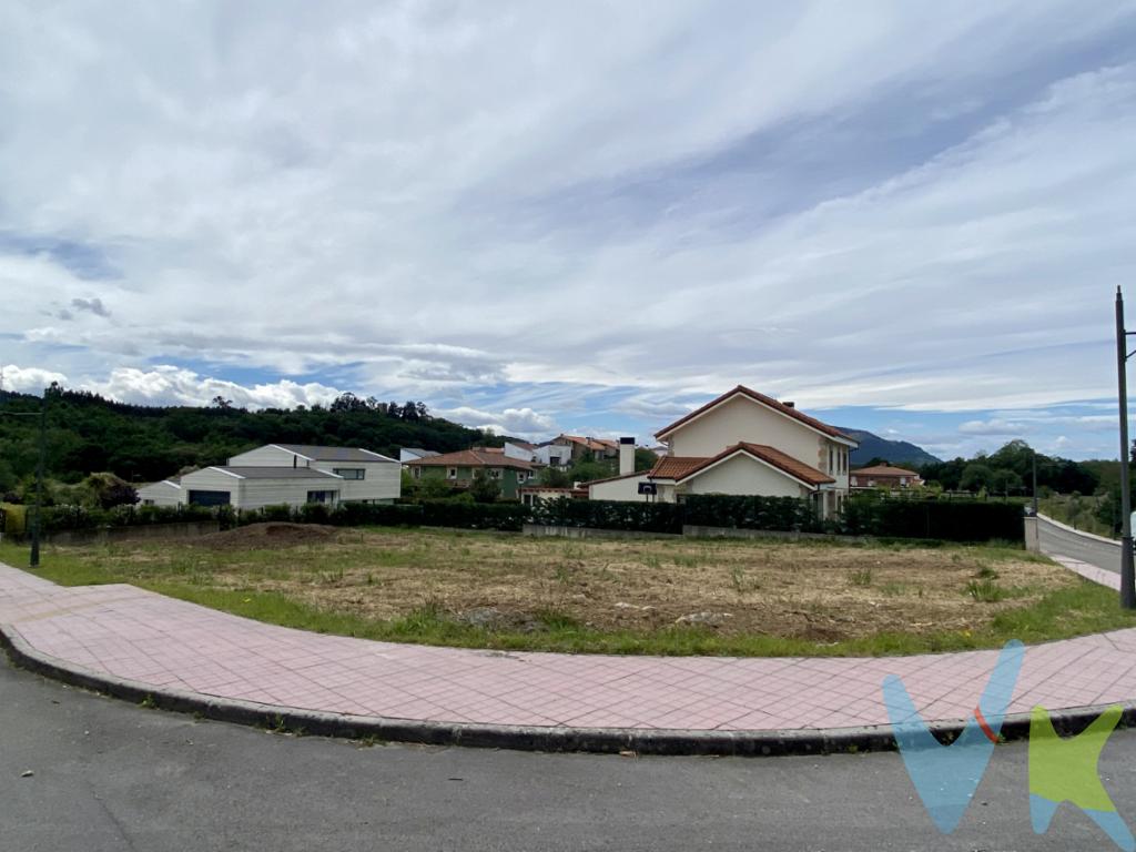 En la exclusiva urbanización La Cabaña de Villaverde de Pontones, disponemos para su venta de una espectacular parcela de 1003m2 totalmente llana, ya urbanizada y con todos los servicios. La zona es inmejorable, súper tranquila, a 5 minutos de las playas de Somo y Loredo, y a 25 minutos de Santander. La parcela cuenta ya con licencia de obra pagada incluida en el precio, además si quieres aprovechar el proyecto también tiene pagado parte del proyecto de una espectacular vivienda en planta baja. No lo dejes pasar, seguro que vuela. Solicita más información.