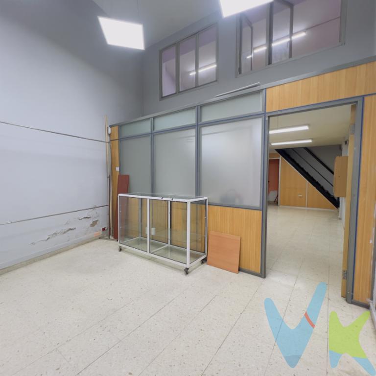 ¿Buscas el lugar ideal para emprender o expandir tu negocio? Te presentamos este fantástico local comercial situado en una de las zonas con mayor tránsito y proyección: Centro comercial Los Fresnos. Un espacio versátil, visible y con todo lo necesario para empezar a trabajar desde el primer día.El inmueble cuenta con una distribución muy funcional que se adapta a múltiples tipos de negocio, habiendo funcionado anteriormente con gran éxito como autoescuela.Características principales:Superficie total de 100 m² muy bien aprovechados.Planta baja (60 m²): Un espacio amplio, ideal para atención al público, zona de exposición, recepción o tienda.Altillo (40 m²): Perfecto para instalar oficinas, salas de reuniones, aulas de formación o utilizarlo como almacén.2 Baños: Totalmente equipados, dando servicio tanto al personal como a los clientes.Suministros activos: ¡Luz y agua ya dados de alta! Ahorra tiempo y costes de gestión para que tu negocio arranque de inmediato.IBI 111/añoComunidad 0Ubicación y potencial: Situado en la consolidada Zona Comercial de Carrefour, el local disfruta de un excelente flujo de peatones y vehículos, rodeado de otros comercios y servicios. Su configuración lo hace ideal para academias, oficinas, clínicas, agencias, o cualquier negocio de servicios que busque una ubicación estratégica y representativa.El precio de venta no incluye los gastos e impuestos derivados de la operación. Corresponden al comprador el pago del Impuesto sobre Transmisiones Patrimoniales (ITP), calculado sobre el valor más alto entre el precio de venta y el valor de referencia catastral, así como los honorarios de notaría y registro según aranceles oficiales, teniendo el comprador libertad para elegir notario. Para consultar los porcentajes del ITP en Asturias puede hacerlo a través de la web oficial de servicios tributarios del Principado de Asturias https://sede.tributasenasturias.es/sites/sede/default/es_ES/Que-quieres-hacer/Transmisiones-Patrimoniales-y-AJD. Asimismo, el comprador asumirá los gastos de tasación y costes bancarios si precisa hipoteca. Por su parte, el vendedor asumirá el pago de la plusvalía municipal y los honorarios de intermediación. Este anuncio es meramente informativo y los interesados tienen derecho a solicitar la documentación adicional del inmueble conforme a la normativa vigente.¡No dejes escapar esta oportunidad de inversión! Un local listo para entrar y dar vida a tu próximo proyecto.