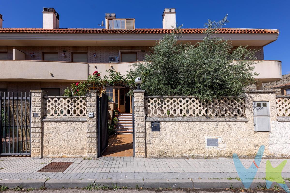 Chalet adosado en Zona Margarita, Calatayud. Vivienda de 238 metros con jardín de 92 metros con piscina, excelentes calidades y amplios espacios, ideal para disfrutar en familia. Planta calle:. Acceso a través de jardín delantero de 30 metros con entrada cubierta acristalada. Hall de entrada amplio que da paso a una cocina totalmente equipada, baño completo y un gran salón comedor de 30 metros. Desde esta planta se accede a una terraza y al terreno exterior con piscina privada con depuradora. Dispone además de una acogedora bodega equipada con cocina completa y chimenea, perfecta para reuniones. Garaje privado con capacidad para dos vehículos. Primera planta:. Cuatro dormitorios de 13 metros, 12 metros, 10 metros y 9metros, todos con salida a terraza, y un baño completo. Segunda planta:. Gran buhardilla diáfana de 35 metros con un dormitorio adicional. Calidades y equipamiento:. Aire acondicionado en todas las estancias. Puertas de madera maciza. Ventanas Climalit. Descalcificador de agua para toda la vivienda. Cerramientos en entrada y terraza superior en aluminio Duscholux. Escaleras y encimera de granito. Suelos de baldosa antideslizante. Calefacción de gas ciudad con caldera independiente. Exterior:. Piscina con depuradora y espacios exteriores ideales para disfrutar todo el año. Una vivienda completa, cuidada al detalle y lista para entrar a vivir. Gastos e impuestos no incluidos. A título orientativo, en segundas transmisiones, el comprador abonará: Impuesto sobre Transmisiones Patrimoniales (ITP), tipo general en Aragón al 8% (*). Base de cálculo: mayor valor entre precio de compraventa o valor de referencia catastral. Gastos de Notaría y Registro: Aranceles variables según precio, número de copias y complejidad; cálculo según tarifas normativas. Si se precisa hipoteca: Tasación, condiciones y costes bancarios según entidad elegida por el comprador; así como gastos de gestoría y cualesquiera otros inherentes a la compraventa. No se incluyen otros gastos o tributos que puedan por Ley corresponder al comprador. Operación sujeta a doble mediación. Existen honorarios a cargo del comprador, salvo pacto en contrario, no incluidos en PVP. El consumidor conforme a la normativa vigente podrá solicitar información y documentación adicional relativa al inmueble, sus características, condiciones de la operación y del servicio de mediación en la oficina y/o a través de nuestro teléfono de contacto o mail. La agencia actúa exclusivamente como intermediaria en la compraventa, cuyas condiciones, en todo caso, estarán sujetas a la aceptación expresa del vendedor del inmueble y posterior formalización del contrato. La información suministrada se corresponde con la disponible a la fecha de publicación, pudiendo variar en función de las circunstancias o actualizaciones legales, contractuales y fiscales. Anuncio de carácter meramente informativo. Para una información exhaustiva sobre el funcionamiento, tipos impositivos y bonificaciones del ITP en Aragón, puede consultar el portal oficial de la Agencia Tributaria Autonómica. Tarifas notariales y registrales reguladas en el Anexo I del Real Decreto 1426/1989 y Anexo I del Real Decreto 1427/1989, respectivamente. Anuncio no vinculante, puede contener errores.