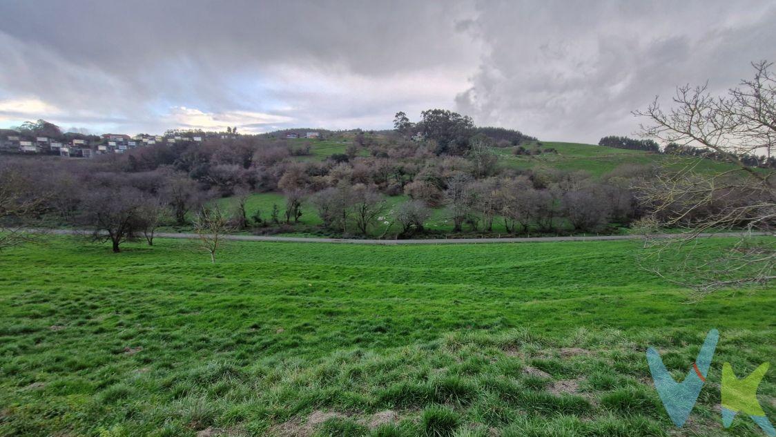 Finca Rústica Estratégicamente Ubicada en Oruña de Piélagos. Le presentamos una excelente propiedad rústica situada en el codiciado enclave de Mies de la Venera, en la localidad de Oruña de Piélagos. Con una extensión registral aproximada de 83 áreas y 50 centiáreas (8.350 m²) y una superficie gráfica catastral de 8.049 m², esta finca representa una inversión ideal para aquellos que buscan amplitud sin renunciar a la conectividad. Ubicación y Accesos Inmejorables. La finca destaca por su inmejorable situación, lindando directamente en su lindero norte con la carretera, concretamente junto al eje principal de la N-611. Además, su límite sur conecta directamente con un camino, lo que garantiza un acceso rodado perfecto y versátil a la propiedad. Esta doble fachada a vías de comunicación facilita enormemente cualquier actividad logística o agraria. Características de la Finca. •	Superficie: 8.049 m² (Catastro) / 8.350 m² (Registro). •	Uso Actual: Agrario, dedicado tradicionalmente a prados o praderas de secano. Es un terreno con una intensidad productiva calificada como 04. •	Topografía: Situada en la zona conocida como Rio Mijares, la parcela presenta una configuración ideal para el aprovechamiento agrícola o ganadero. •	Estado Legal: La finca es indivisible conforme a la legislación vigente. Se transmite libre de cargas propias o de procedencia. Un Entorno Privilegiado. Ubicada a un paso del núcleo urbano de Oruña , esta parcela ofrece la tranquilidad del entorno rural, rodeada de fincas colindantes como San Andrés al este, combinada con la comodidad de tener todos los servicios y la vía rápida de comunicación a escasos metros. Impuestos y gastos legales no incluidos en el precio. 