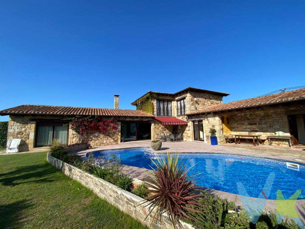 Se presenta una magnífica oportunidad de adquirir una encantadora casa en la pintoresca zona de Argüero. Esta acogedora propiedad, en venta, ofrece un estilo de vida cómodo y moderno, ideal para aquellos que buscan un hogar espacioso en un entorno tranquilo. Con 290 metros construidos y 230 metros útiles, esta residencia se erige como un testimonio de diseño y funcionalidad, todo ello enmarcado en un entorno natural y agradable.Construida en 2009, esta vivienda asegura una construcción moderna y de calidad, brindando seguridad y eficiencia. La propiedad cuenta con cuatro amplias habitaciones que proporcionan espacio suficiente para el descanso y la privacidad que cada miembro de la familia merece. Tiene una magnifica distribución, una planta baja, con dos dormitorios grandes, uno de ellos con baño y vestidor integrado y con salida directa a la piscina, salón comedor con chimenea, cocina con oficce y despacho y un aseo de cortesía en la entrada. En la planta alta dos dormitorios dobles con baño.Tiene muy buenas calidades con muros de piedra en sus cerramientos y revestimientos de madera interior.Tiene Chimenea.Todos huecos salen a la piscina. Posee un porche cubierto con barbacoa precioso en el que podrás disfrutar de atardeceres maravillosos.El exterior de la propiedad es igualmente atractivo. Una amplia parcela rodea la casa, ofreciendo un hermoso jardín donde disfrutar del aire libre y el clima agradable de la región. Los días de verano serán especialmente agradables gracias a su impresionante piscina, perfecta para relajarse y disfrutar de momentos inolvidables con amigos y familiares. El diseño de la casa permite la entrada abundante de luz natural, creando un ambiente cálido y acogedor en cada rincón.El acceso a servicios y transporte es excelente, con una parada de autobús cercana que facilita los desplazamientos. Esto convierte la ubicación en un lugar ideal para aquellos que buscan combinar la serenidad de la vida en el campo con la conectividad urbana.La parcela está completamente cerrada, asegurando privacidad y tranquilidad, aspectos invaluables para quienes valoran la seguridad y el bienestar familiar. Esta propiedad no solo es una casa, sino un lugar donde construir recuerdos y disfrutar de la vida en un marco incomparable.Contamos con más de 35 años de experiencia acreditada y nuestro objetivo es garantizarle un servicio de compra humano, ético, de calidad, fácil y seguro. Nuestro equipo lo integran agentes con la titulación AIR (Agente Inmobiliario Registrado), somos CRS (Council of Residential Specialist) y API. (Agente de la Propiedad Inmobiliaria Colegiado nº248). Contamos con un seguro de Caución que nos permite garantizar el depósito de las cantidades entregadas por nuestros clientes.Te ayudamos con la financiación con las mejores condiciones hipotecarias hasta el 100%.Consulte en nuestras reseñas de Google lo que opinan los clientes que ya han trabajado con nosotros.Le invitamos a descubrir todo lo que esta residencia tiene para ofrecer. Esta casa no es solo un lugar donde vivir, sino un hogar para disfrutar de todas las etapas de la vida. Programe una visita y explore personalmente el encanto y las ventajas de esta incomparable propiedad. Aquí encontrará el lugar perfecto para comenzar su próxima etapa, donde cada día puede ser una experiencia única en un ambiente idílico. ¡Esperamos que pronto pueda llamarla su hogar!El precio NO incluye: Impuestos, gastos de Notaría, registro