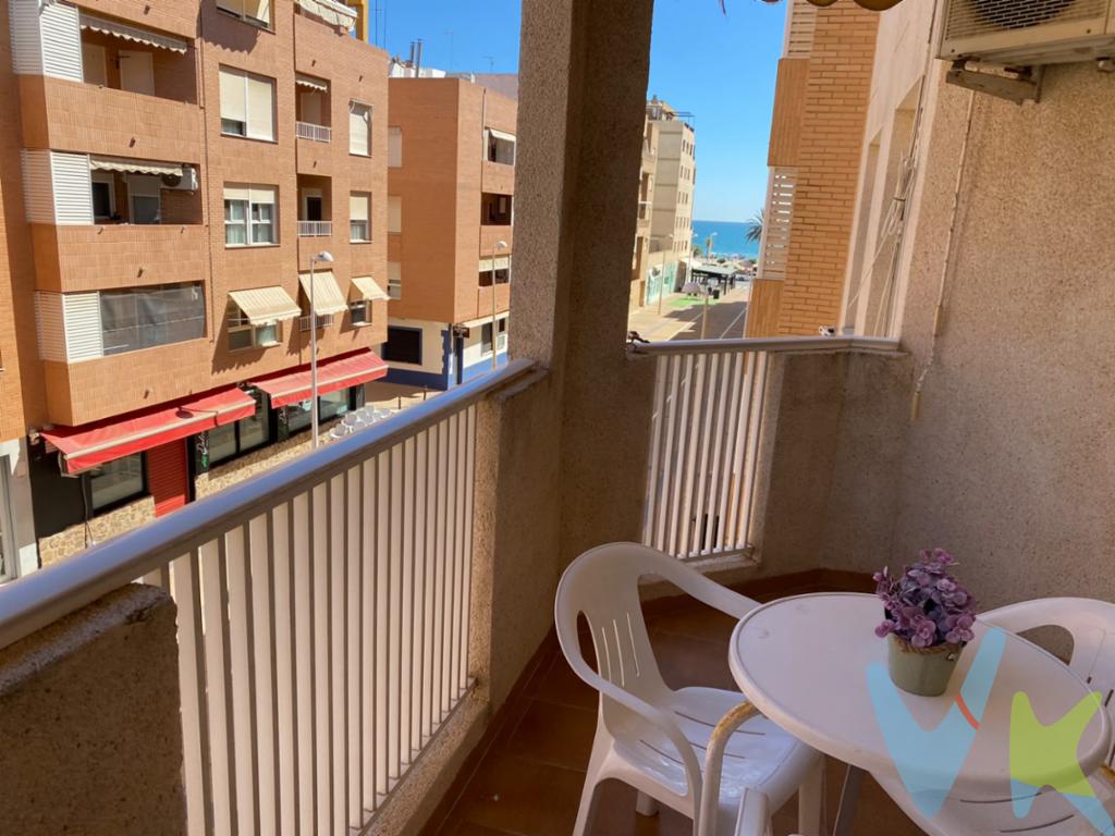 Piso en la playa de Puerto de Sagunto con vistas laterales al mar y amplio balcónVivienda situada en una de las zonas más demandadas de la playa de Puerto de Sagunto, a pocos metros del mar y rodeada de todos los servicios necesarios para el día a día: supermercados, restaurantes, transporte público, farmacia, zonas de ocio y paseo marítimo.La propiedad cuenta con un amplio balcón con vistas laterales al mar, un espacio muy valorado para disfrutar del exterior con privacidad y buena ventilación. Su orientación norte proporciona una temperatura más agradable en verano, reduciendo la necesidad de climatización y mejorando el confort.Distribución cómoda y funcional:Incluye plaza de garaje en el mismo edificio con acceso desde el ascensor.Amplio balcón con vistas laterales al marCocina independiente con galería.2 baños completos.3 dormitorios.Tiene split de aire acondicionado en el salón, y tiene calefacción de gas natural. Zona consolidada con servicios abiertos todo el año.Buena liquidez futura en caso de reventa por tratarse de una ubicación muy buscada.Una vivienda que combina ubicación, funcionalidad y proximidad al mar.Ideal como vivienda habitual, o segunda residencia junto al mar. * En INMOBILIARIA GRUPO YP estamos registrados como Agentes de Intermediación Inmobiliaria de la Comunitat Valenciana con Número de registro RAICV 3463, y cumplimos con todos los requisitos que debe tener un profesional del sector inmobiliario.*Por mandato expreso del propietario, comercializamos este inmueble en exclusiva, lo que le garantiza el acceso a toda la información, a un servicio de calidad, un trato fácil, sencillo y sin interferencias de terceros. Si usted es agente inmobiliario y tiene un cliente para este inmueble, llámenos estaremos encantados de colaborar.*El precio indicado no incluye gastos ni otros conceptos. A tal efecto, se informa que al referido precio habrá que añadirle los gastos propios de la transmisión inmobiliaria, entre los que cabe enumerar los siguientes: honorarios notariales, impuesto al que se encuentre sujeta la transmisión (Impuesto sobre el Valor Añadido o Impuesto sobre Transmisiones Patrimoniales y Actos Jurídicos Documentados, según el caso), gastos de inscripción en el Registro de la Propiedad y honorarios de intermediación de la agencia inmobiliaria (3%+iva).Este anuncio es meramente informativo, en ningún caso los textos, fotos, imágenes o cualquier otro contenido del presente anuncio tienen carácter contractual.  