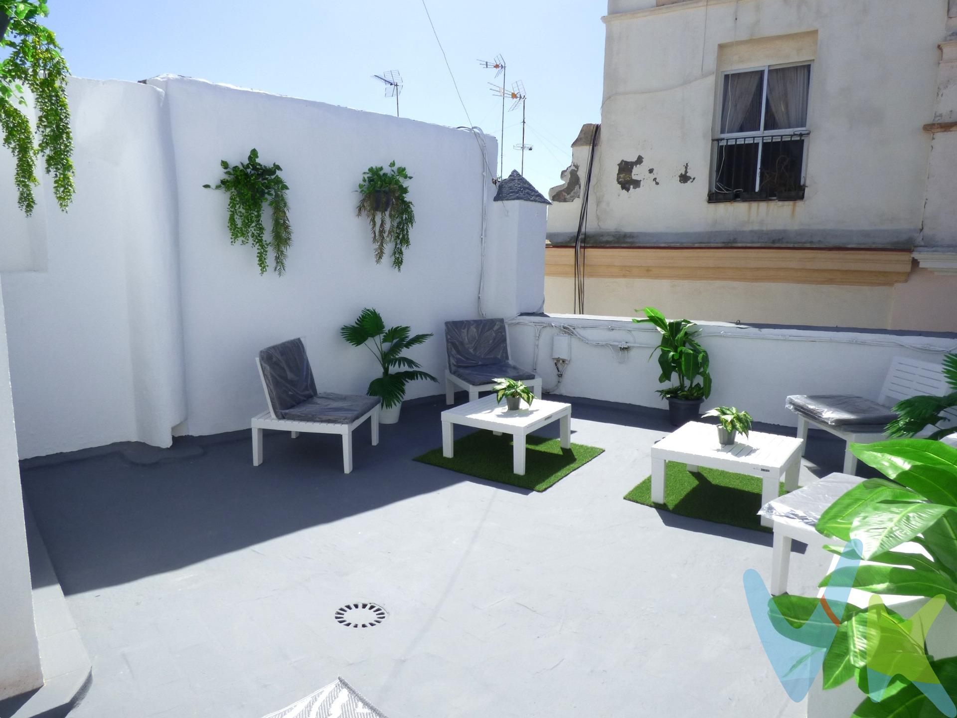 Exclusivo apartamento exterior  y muy luminoso, ofreciendo una agradable sensación de amplitud y confort. Como elemento diferenciador, cuenta con el uso privativo de la azotea, un espacio exclusivo ideal para disfrutar del buen tiempo, relajarse o compartir momentos especiales en un entorno privilegiado. Situado en pleno centro histórico, junto a la calle Columela. Una propiedad única para vivir o invertir en una de las zonas más demandadas de la ciudad. Precio final completo comprador: 299.450.-€  . Incluyendo gastos según ley:.  ITP 7% general 18.900.-€, tipos reducido www.juntadeandalucia.es . Gasto notarial: aprox. 400€ www.notaria.org . Registro prop. 350 € aprox. www.registro.org. Honorarios comprador 3% + I.V.A. del precio de venta. Por mandato expreso del propietario, comercializamos este inmueble en exclusiva, lo que le garantiza el acceso a toda la información, a un servicio de calidad, un trato fácil, sencillo y sin interferencias de terceros. Por este motivo, se ruega no molestar al propietario, a los ocupantes de la propiedad o a los vecinos. Muchas gracias por su comprensión. Si usted es agente inmobiliario y tiene un cliente para este inmueble, llámenos.   . .  Informamos a nuestros clientes de que los gastos de notaría, registro, gestaría, impuestos y los honorarios de la agencia no están incluidos en el precio. A su vez, disponemos del documento informativo abreviado de la propiedad (según decreto 218/2005, del 11 de octubre) y de seguro de caución, para la protección del dinero entregado como señal para la reserva de una vivienda o inmueble. 