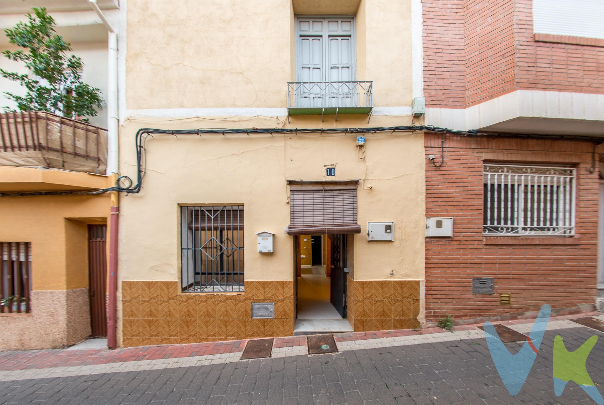 Crea el hogar que siempre has soñado en esta casa independiente para reformar, en la calle Cid Campeador del Barrio del Castillo de Molina de Segura, en la planta principal tiene el salón, comedor, cocina, una habitación y baño, que comunica con un patio interior, en la planta superior tiene una habitación y una gran sala diáfana, no lo pienses mas y pide tu cita ya. . Para terminar, te queremos comentar algo: ¡Descubre una aventura inmobiliaria que combina calidad, pasión y profesionalidad! La confianza que los propietarios han depositado en nosotros es un testimonio de nuestro compromiso en brindarte un servicio excepcional. Aquí viene el detalle especial: al contactarnos directamente, evitarás molestarlos, nosotros seremos tus intermediarios y te proporcionaremos toda la asistencia necesaria. Estamos aquí para facilitarte la documentación e información que requieras, y te prometemos un trato cálido y sin complicaciones. Te informaremos detalladamente de todos los aspectos, incluyendo gastos de la compra y honorarios de agencia que no están incluidos en el precio, para garantizar tu comodidad y tranquilidad durante todo el proceso. Esa es nuestra esencia, proporcionarte #Calma: “Estado ideal de tranquilidad que tendrás al comprar tu casa con nosotros”. Queremos que sepas que tanto la descripción del inmueble como las imágenes que ves son valiosas referencias informativas, en ningún caso tienen carácter contractual. Asimismo, el precio ha sido designado por la propiedad por lo que podría sufrir variaciones y no sería vinculante hasta que se formalice en contrato de compraventa. 