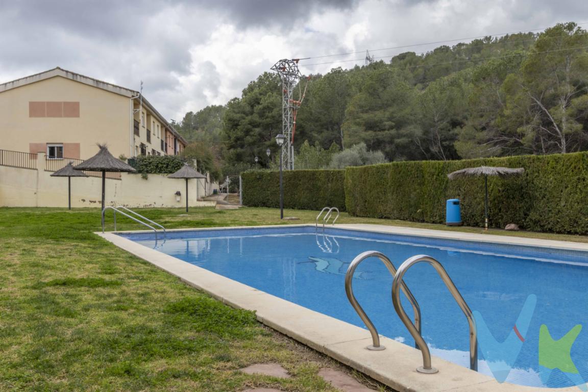 Adosado luminoso en urbanización con piscina en Gilet  Zona Santo EspírituUrbanización privada con piscina, zonas verdes y deportivasEn una de las zonas más demandadas de Gilet, junto a Santo Espíritu y a un paso del núcleo urbano, se encuentra este adosado de 120 m² construidos, ideal para familias o quienes buscan tranquilidad sin renunciar a servicios cercanos. Situado en una urbanización cerrada muy bien cuidada, disfrutarás de una gran piscina comunitaria con césped natural, pista de futbito, parque infantil y amplias zonas comunes pensadas para el disfrute de pequeños y mayores.En plena naturaleza y cerca del marLa vivienda se encuentra en un entorno natural privilegiado, dentro del Parque Natural de la Sierra Calderona, perfecto para los amantes del senderismo, el ciclismo o simplemente disfrutar del aire puro. Y si te gusta la playa, estarás a tan solo 12 minutos en coche del Puerto de Sagunto, una de las mejores playas de la zona, amplia, familiar y con todos los servicios.Distribución cómoda, espacios exteriores y mucha luz naturalCuenta con dos terrazas: una delantera de 25 m² y otra trasera de 27 m² con salida directa a la zona comunitaria, perfecta para el verano o hacer una barbacoa con amigos. En la terraza delantera se ha instalado una caseta forrada y equipada con luz, actualmente usada como trastero y taller, incluida en el precio si se desea mantener.En la planta baja encontramos un salón con estufa de leña, cocina independiente, un baño completo con plato de ducha y mampara, y una galería con salida a la terraza trasera. Esta última se ha acondicionado con barbacoa y tiene acceso directo al jardín comunitario, lo que convierte este espacio en un auténtico privilegio para el día a día.Zona de descanso amplia y funcionalLa planta superior alberga tres habitaciones dobles, todas con armarios empotrados. La habitación principal cuenta con balcón privado, y otra de las habitaciones ha ganado amplitud al incorporar su propio balcón. Además, hay un segundo baño completo con bañera y techos altos que aportan una mayor sensación de espacio y luminosidad.Entorno tranquilo y gastos ajustadosLa vivienda se encuentra en una zona residencial muy tranquila, con buenos vecinos y ambiente familiar. El IBI es de solo 323 EUR anuales y los gastos de comunidad se mantienen en 50 EUR al mes, lo que hace de esta propiedad una opción muy equilibrada entre calidad de vida y coste de mantenimiento. También cuenta con una plaza de aparcamiento privada y abierta justo frente a la vivienda.Una oportunidad ideal para quienes buscan naturaleza, mar, zonas comunes de calidad y una casa lista para entrar a vivir. ¿Te gustaría venir a verla? Contacta con nosotros para agendar una visita o solicitar más información.