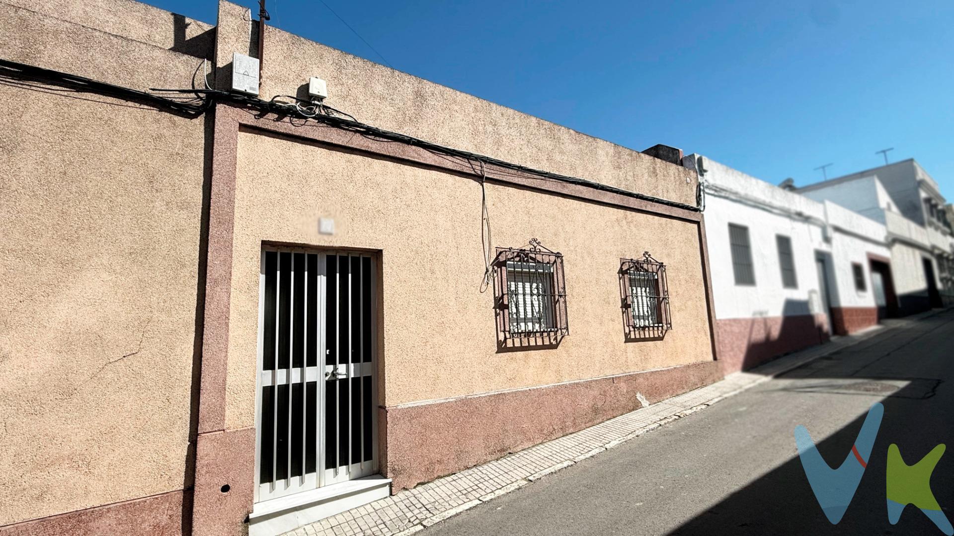 Le ofrecemos esta vivienda amplia y funcional de unos 192m² construidos, actualmente habitable, pero necesitaría alguna actualización para dejarla lista a los gustos del comprador. La distribución es cómoda y equilibrada: cuatro dormitorios de buen tamaño —dos con armarios empotrados—, salón independiente, cocina independiente, dos baños con placa de ducha y una zona central con techo acristalado interior que aporta iluminación y ventilación natural. La propiedad se completa con garaje cerrado con capacidad para dos vehículos, gran patio privado donde se encuentra un trastero y además dispone de azotea transitable con posibilidad de edificar una planta adicional, lo que amplía sus opciones de aprovechamiento a medio y largo plazo. La vivienda está ubicada en Chiclana de la Frontera, a diez minutos a pie del centro y próxima al Tranvía, así como a servicios esenciales, autobuses, comercios, centros educativos y parques. En resumen, CASA en planta baja de 192m² construidos, en una parcela de 220m² aproximados. Consta de 4 habitaciones, Salón - comedor, 2 baños con placa ducha, cocina independiente, trastero, garaje donde caben 2 vehículos, patio privado y azotea transitable. Además dispone de derecho de vuelo sobre la azotea con opción a construir otra planta mas si se desea. No dudes en visitar la que seguramente será el hogar que estabas buscando. Informamos a nuestros clientes de que los gastos de Notaría, Gestoría, Impuestos y los honorarios de la agencia no están incluidos en el precio. A su vez, disponemos del Documento Informativo Abreviado de la propiedad (Según Decreto 218/2005, del 11 de Octubre) y de Seguro de Caución, para la protección del dinero entregado como señal para la Reserva de una vivienda.