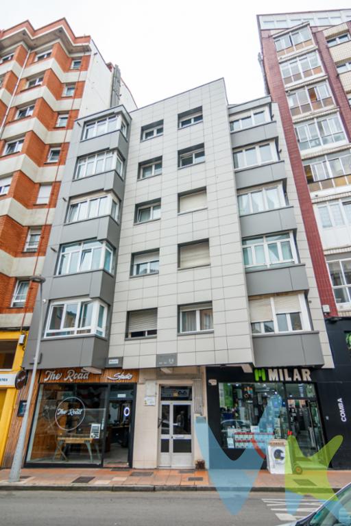 ¡Oportunidad de compra en el barrio de La Calzada en Gijón! Situado en la segunda planta, este piso te ofrece todas las comodidades que necesitas a tu alcance.Al entrar cuenta con un hall distribuidor que da acceso a cocina y salón, ambos exteriores, y un pasillo que distribuye la zona de noche y desde el que se accede a las tres habitaciones, con vistas a patio interior, y al baño. Se encuentra en perfecto estado, totalmente reformado y se entrega amueblado, suelos de madera, ventanas oscilobatientes, puerta de acceso blindada y las interiores de madera barnizada, calefaccion individual de gas, terraza con zona de lavadora, fachada ventilada. Una oportunidad que no deberías desaprovechar.El edificio no cuenta con ascensor, si bien estan estudiando la viabilidad de instalarlo.El barrio cuenta con los servicios y equipamientos que hacen la vida más práctica: centro de salud, comercios, supermercados, colegios y numerosos parques y zonas peatonales.Estamos a su disposición para responder todas sus preguntas y ayudarle durante todo el proceso de compra. Contamos con un seguro de Caución que nos permite garantizar el depósito de las cantidades entregadas por nuestros clientes.PRECIO DE VENTA SIN GASTOS NI IMPUESTOS INCLUIDOS: El precio de venta no incluye gastos de notaría, registro de la propiedad, gestoría, ni el Impuesto de Transmisiones Patrimoniales (ITP) o el IVA/AJD. HONORARIOS: El precio de venta no incluye los honorarios que se devengan a cargo del cliente comprador por la prestación de servicios de asesoramiento y gestión. El importe asciende al 2%, con un minimo de 2.000 EUR, del Precio de Venta (IVA no incluido). Dichos honorarios deberán ser abonados a la firma de la escritura pública.