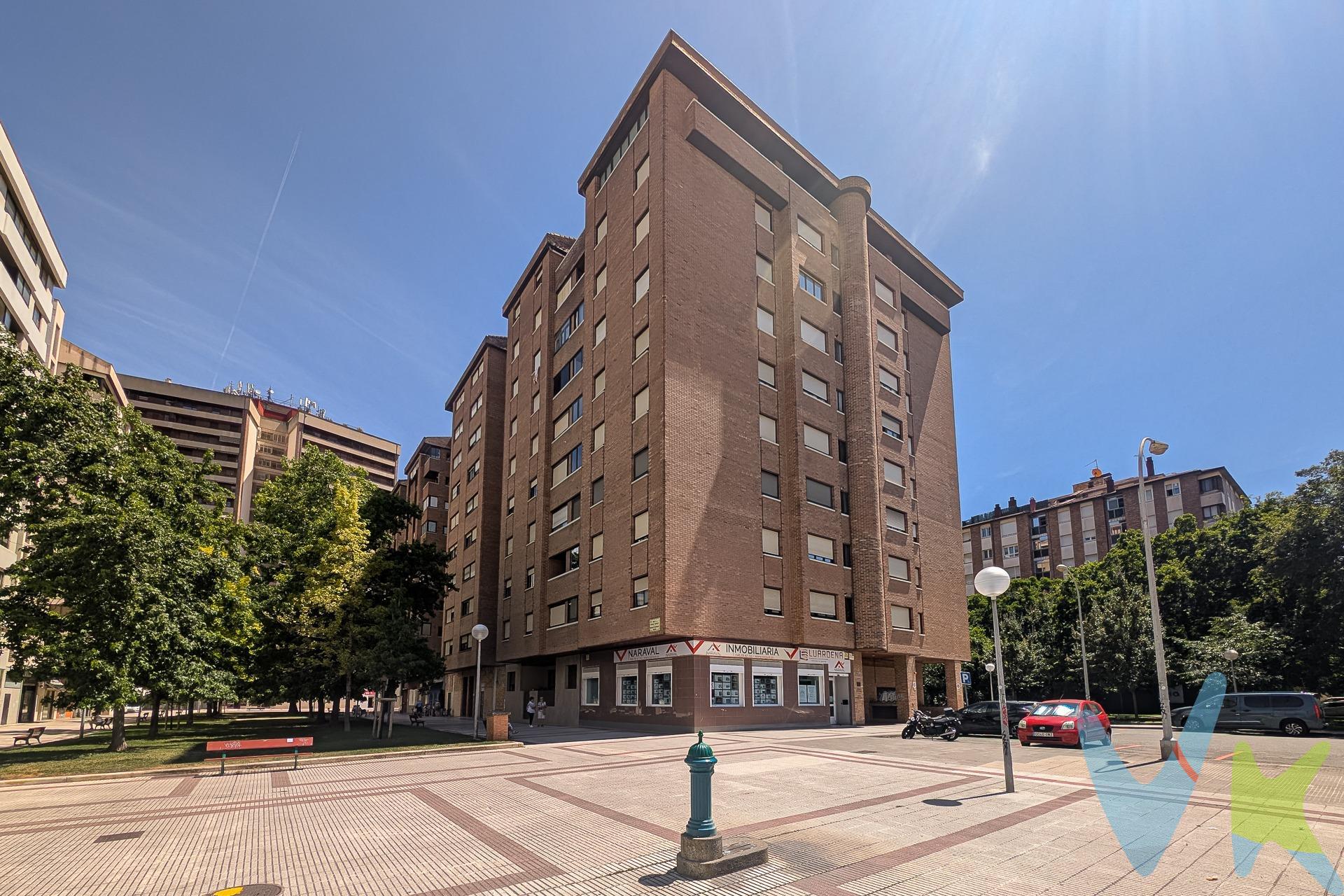 Descubre este magnífico piso exterior situado en la codiciada zona de Iturrama, Pamplona. Con una generosa superficie construida de 126.91 m² y útil de 90 m² muy bien distribuida, esta vivienda se encuentra en perfecto estado de conservación, del mismo modo se han realizado recientemente reformas de mejora con sustitución de carpinterías exteriores de aluminio climalit doble vidrio. Su orientación oeste garantiza luminosidad. Dispone de tres habitaciones dobles que ofrecen un amplio espacio personal y comodidad familiar. Además cuenta con un baño completo y aseo adicional recientemente reformados. La propiedad está ubicada en una tranquila zona peatonal (paseo junto a Torre Basoko), ideal tanto para familias como profesionales que buscan calidad de vida ya que se encuentra localizada en la mejor zona de Iturrama, entorno cercano a la Universidad de Navarra y zona Hospitalaria, pero al mismo tiempo a un paso del centro de la ciudad. Además incluye parking cómodo con fácil maniobra y acceso directo desde el ascensor del edficio. No desaproveche la oportunidad y acuda a conocer esta vivienda.