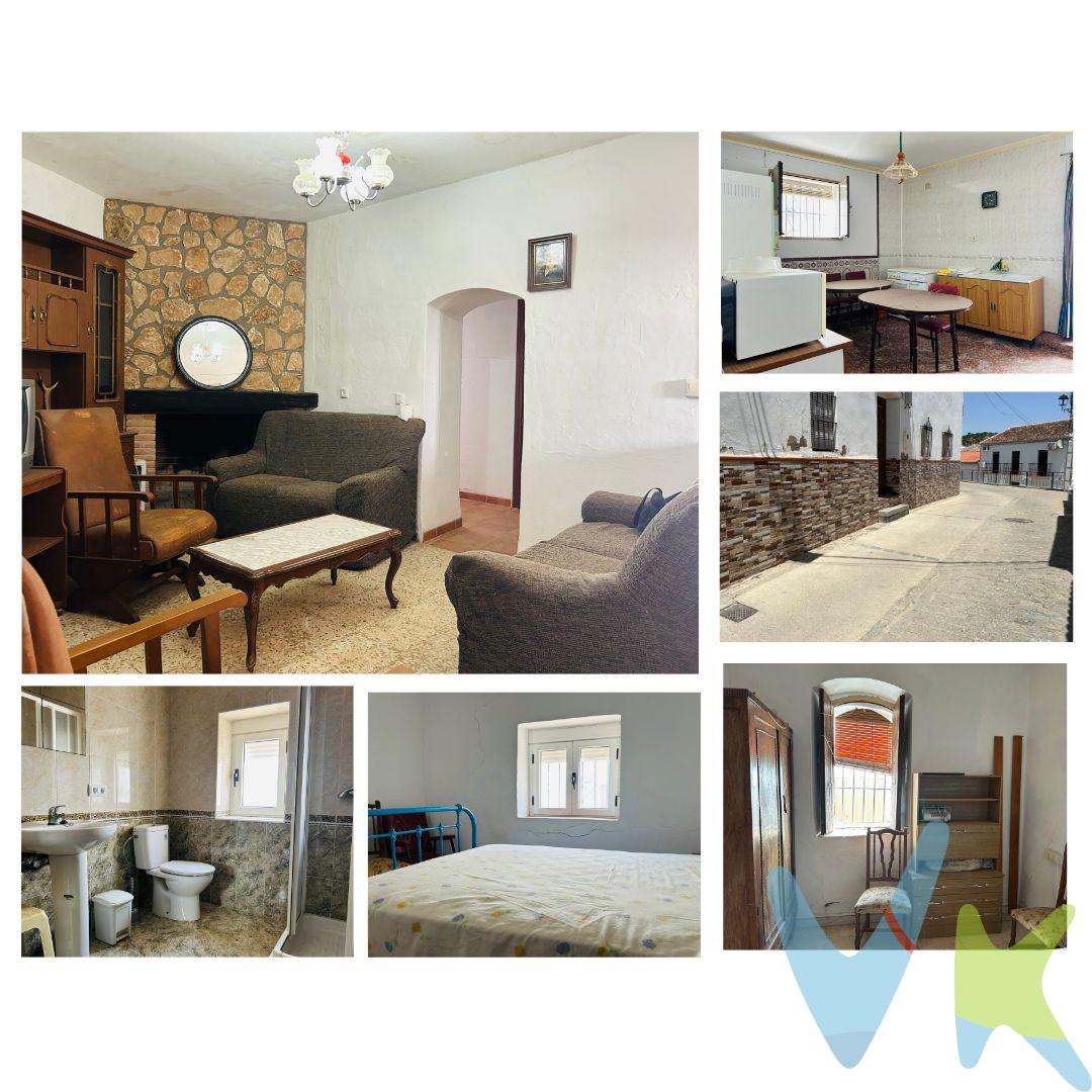 PRECIO DE VENTA: 64900 € + GASTOS. Imagina una casa a reformar en el encantador municipio de Las Navas de la Concepción, un lienzo en blanco esperando convertirse en tu hogar ideal. Esta propiedad de dos plantas ofrece una excelente oportunidad para diseñar cada espacio a tu gusto, conservando el encanto rústico de la zona. Distribución y Espacios. Planta Baja (Zona de Noche y Vida): Alberga 4 habitaciones, ideales para dormitorios, despachos o salas de juegos, y 2 baños que garantizan comodidad y funcionalidad. El corazón de la casa es su salón con chimenea, un espacio perfecto para las tardes de invierno. La cocina, a reformar, tiene el potencial de convertirse en un área abierta y conectada. Planta Alta (En Bruto): Un espacio completamente diáfano que ofrece infinitas posibilidades para ampliar la vivienda con más habitaciones, un estudio o una zona de ocio. El Mayor Atractivo: Su Patio. Este espacio exterior añade un valor incalculable a la propiedad. Ofrece posibilidades ilimitadas: desde un jardín urbano con plantas y flores, hasta una zona de barbacoa para disfrutar del aire libre o un rincón tranquilo para desconectar en pleno contacto con la naturaleza. En resumen: Una oportunidad única en Las Navas de la Concepción para crear una vivienda personalizada, combinando el encanto tradicional con las comodidades modernas en un entorno tranquilo y pintoresco. En cumplimiento de las obligaciones de información previstas en la Ley 10/2025, de 28 de diciembre, de servicios de atención a la clientela y transparencia, así como en la normativa sectorial vigente, se hace constar que el precio indicado no incluye los gastos e impuestos inherentes a la adquisición, los cuales se desglosan a continuación:. • Impuesto sobre Transmisiones Patrimoniales (ITP): Se aplicará el tipo impositivo vigente en la Comunidad Autónoma de Andalucía, generalmente el 7% (11.760€), sin perjuicio de tipos reducidos del 3,5%, 1,2% o 1% aplicables según las circunstancias personales del comprador o las características del inmueble). El impuesto se devenga sobre el Valor de Referencia de Catastro o el precio de venta, aquel que resulte superior. • Gastos de Notaría: Los honorarios notariales se calcularán conforme al arancel oficial regulado en el Anexo I, del Real Decreto 1426/1989, de 17 de noviembre, por el que se aprueba el arancel Notarial. • Gastos de Registro: La inscripción en el Registro de la Propiedad se facturará según el arancel oficial establecido en el ANEXO I, del Real Decreto 1427/1989, de 17 de noviembre, por el que se aprueba el arancel Notarial. • Gastos de Gestión (Gestoría): Los honorarios por la tramitación administrativa, liquidación de impuestos e inscripción registral ascienden aproximadamente a [545] € (IVA incluido). • Honorarios Agencia del Vendedor: incluidos en el PVP. • Honorarios Agencia del comprador: La agencia prestará los servicios de información, asesoramiento y acompañamiento previstos en el Encargo de Servicios y en el D.I.A. Si solicita servicios adicionales o personalizados, sus honorarios serán informados previamente, de forma individualizada y por escrito, conforme a la libertad de pactos y a la normativa vigente. NO VINCULADOS AL PRECIO DE COMPRA. Para una información exhaustiva sobre el funcionamiento, tipos impositivos y bonificaciones del ITP en Andalucía, puede consultar el portal oficial de la Agencia Tributaria de la Junta de Andalucía en el siguiente enlace:. https://www.juntadeandalucia.es/organismos/economiahaciendayfondoseuropeos/areas/tributos-juego/tributos/paginas/impuestos-cedidos-transmisiones.html;. Documento D. I. A. a disposición del consumidor según Decreto 218/2005 Junta de. Andalucía