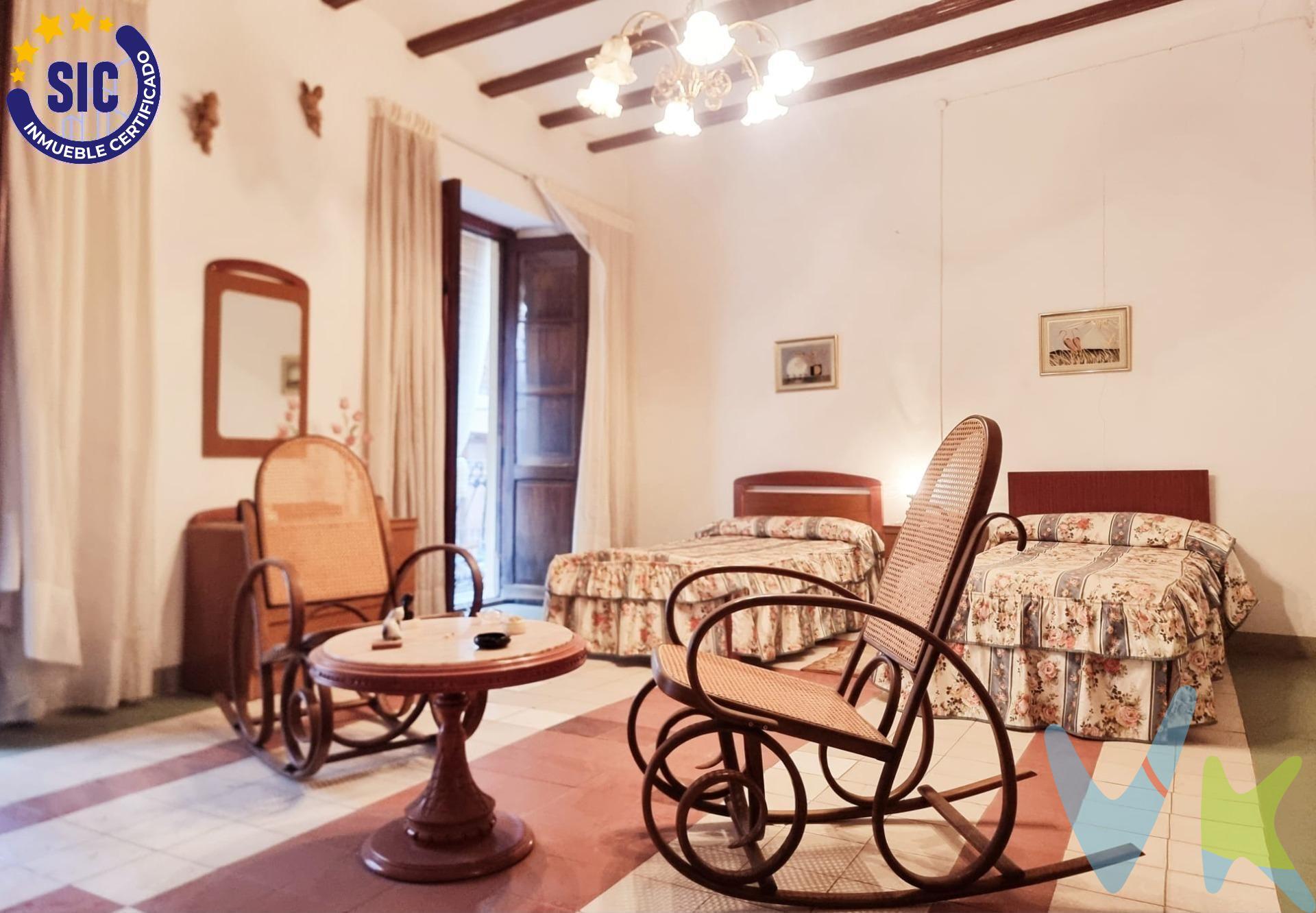 CASA DE PUEBLO PARA REFORMAR EN EL CENTRO DE L'ALCORA (CASTELLÓN). ¿Buscas una vivienda con historia, encanto y gran potencial? Te presentamos esta amplia casa de pueblo de 330 m², situada en pleno casco histórico de L’Alcora, a pocos metros de la Iglesia de Nuestra Señora de la Asunción y junto al muro musulmán, visible desde la parte trasera de la vivienda. Construida en 1904, esta propiedad conserva elementos arquitectónicos originales como su chapado de época, vigas de madera en perfecto estado, rejas, barandilla de escalera y puertas originales, ofreciendo una base ideal para una rehabilitación con carácter y personalidad. Características principales. - 330 m² distribuidos en 3 plantas, sótano y terraza. - Posibilidad de garaje en la entrada. - Amplios espacios y múltiples estancias:. Planta baja: 3 habitaciones, baño, cocina y salón con chimenea. Primera planta: 3 habitaciones, baño, cocina y salón. Segunda planta: 1 habitación, buhardilla y terraza con impresionantes vistas al pueblo y la montaña. - Balcón en varias habitaciones. - Primera planta en mejor estado, ya rehabilitada en los últimos años. - Oportunidad única para adaptar la casa a tu gusto. Aspectos a considerar: . -Algunas paredes y el techo de la última planta presentan humedades, propias de una construcción centenaria que requiere rehabilitación. -Ideal para quienes buscan un proyecto de restauración con personalidad en una ubicación privilegiada. . Ubicación inmejorable. L’Alcora, una localidad con tradición, cultura y encanto medieval, es el lugar perfecto para quienes buscan tranquilidad sin renunciar a la cercanía de Castellón. . ¡No dejes escapar esta oportunidad única!. Contáctanos para más información o para concertar una visita. Gastos de compraventa y honorarios de agencia no incluidos en el precio. 