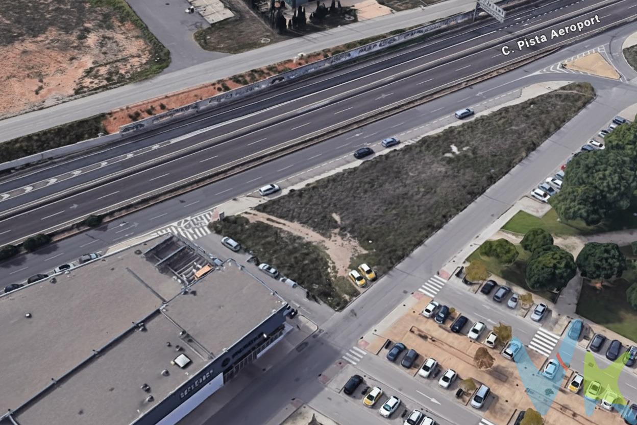 Parcela Industrial Exenta de 2.098 m² en el Eje Logístico de Valencia. Ubicación Prime: Masía d’Espí, Quart de Poblet. Inmejorable oportunidad de suelo urbano industrial consolidado en el Polígono Industrial Masía d’Espí (Quart de Poblet). Una zona de alta actividad, ideal para inversores y promotores logísticos/industriales. Parcela Exenta: Disfrute de una parcela independiente de 2.098 m², perfecta para un desarrollo exclusivo y sin medianeras compartidas. Vecindario de Prestigio: Ubicada junto a grandes empresas y operadores, como la nave de Proseguro justo al lado, garantizando un entorno profesional y consolidado. Conectividad y Potencial Edificatorio. La clave de este activo es su estratégica conectividad, convirtiéndolo en un nudo de comunicación esencial:. Junto a la A-3 (Valencia-Madrid): Acceso inmediato a la principal vía de comunicación de la Comunitat Valenciana. Cercanía Aeropuerto: A pocos minutos del Aeropuerto de Valencia. Eje Industrial Amplio: Conectividad directa con los polígonos industriales de Valencia 2000 y Manises. Potencial Máximo: La parcela permite una edificabilidad de hasta 3.330 m² de techo (1,587 m2t/m2s), ideal para una gran nave logística o industrial con una altura máxima de ≈12 m. ¡Suelo Urbano consolidado y listo para edificar! Una inversión con retorno garantizado en una de las zonas industriales más demandadas. VENTA:. PVP 530.000€.  Gastos e impuestos no incluidos en el precio. La compra conlleva impuestos y gastos de formalización para el comprador. A título orientativo se informa que en segundas transmisiones el  ITP  con carácter general en  Valencia  es del  10%, pudiendo existir otros tipos impositivos atendiendo a  las circunstancias  personales del comprador u otras circunstancias previstas legalmente. Base imponible del impuesto el mayor valor entre el precio de compraventa, la tasación o el valor de referencia catastral. En cuanto a los gastos de  notaría y registro, en su caso,  suelen oscilar aprox; entre 1,5% y 2,5% (aranceles variables según precio, n.º de copias y complejidad). El comprador elige notario. Si el comprador precisase de  hipoteca: tasación, condiciones y costes bancarios serán según entidad elegida por el comprador, así como los gastos de gestoría, y cualesquiera otros gastos inherentes a la formalización de la compraventa que legalmente correspondan a la parte compradora, salvo pacto expreso en contrario con el vendedor. El consumidor tiene,  conforme a la normativa vigente, a su disposición información y documentación adicional relativa al inmueble y condiciones de la compraventa, que podrá ser consultada en C/Joaquín Costa 4, bajo 46005 Valencia o urbe2@remax.es. Honorarios de mediación inmobiliaria a cargo del  COMPRADOR: (3% del precio final de venta más IVA (21%), salvo otro pacto.); y  de VENDEDOR (según acuerdo con el mismo). . Se informa al consumidor que la agencia actúa como intermediaria inmobiliaria en la operación, estando cualquier eventual compraventa y sus condiciones sujeta a la aceptación expresa del propietario-vendedor y a la posterior formalización del correspondiente contrato.
