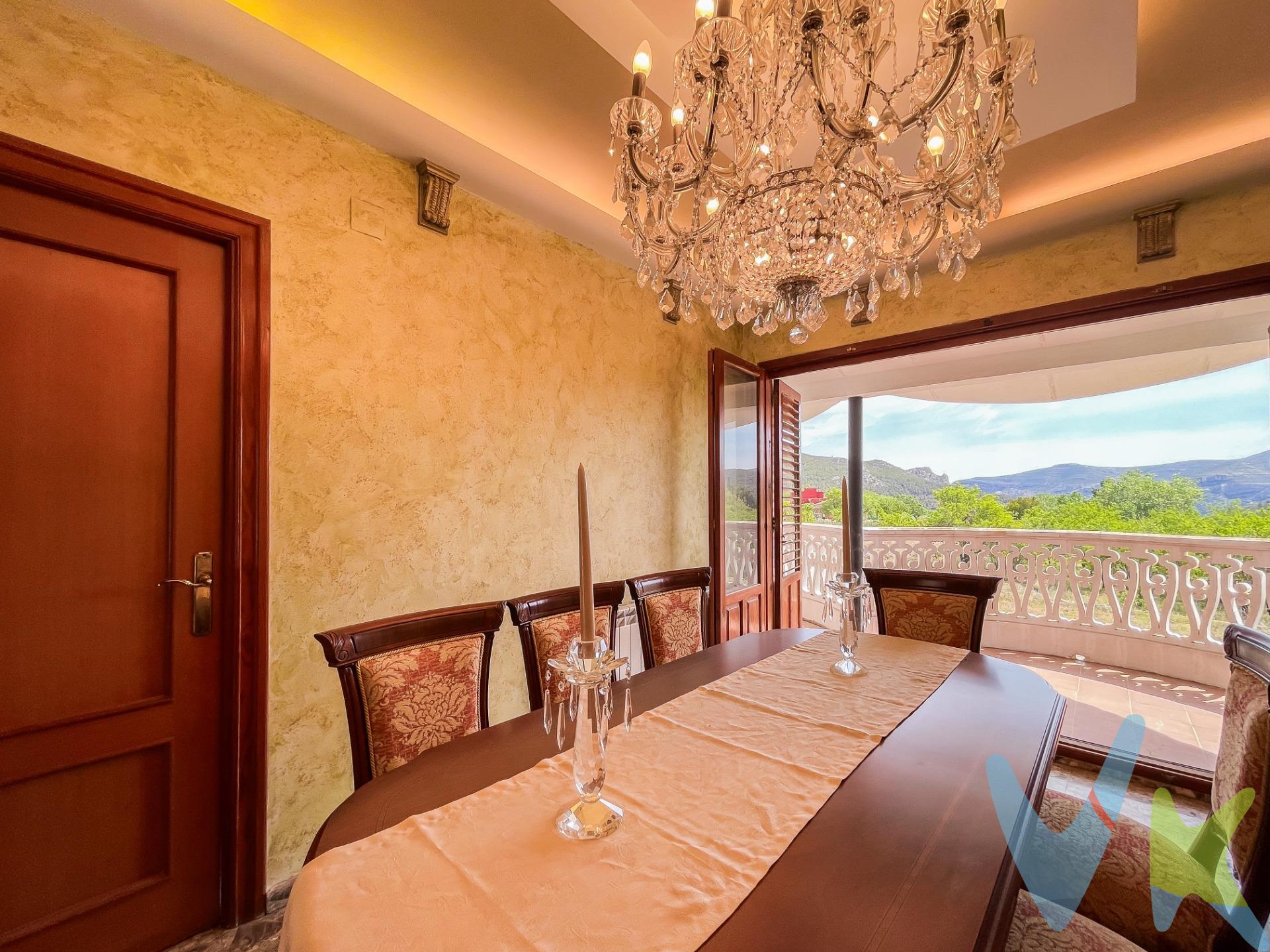 Este magnífico chalet independiente, construido con las mejores calidades, es el lugar donde la comodidad y la naturaleza se unen en perfecta armonía. Planta Principal:. Salón Comedor: El salón comedor señorial, con su imponente chimenea, te invita a crear recuerdos inolvidables junto a tus seres queridos. Un espacio amplio y acogedor, ideal para momentos de calidez y alegría. Terraza Exterior: Imagina disfrutar de comidas y cenas al aire libre en una amplia terraza, con salida a un balcón que ofrece vistas despejadas a todo el valle. Un escenario perfecto para contemplar la belleza del entorno natural. Cocina: La amplia cocina, equipada con despensa, está diseñada para inspirar tus mejores creaciones culinarias. Un lugar donde el arte de cocinar se convierte en una experiencia compartida. Baños: Dos baños completos, pensados para tu máxima comodidad y bienestar. Habitaciones: Tres habitaciones dobles, luminosas y acogedoras, todas con armarios empotrados. Espacios diseñados para ser tus santuarios personales, llenos de luz y tranquilidad. Garaje: Un amplio garaje a pie de calle, que proporciona comodidad y seguridad, con espacio suficiente para varios vehículos y almacenamiento adicional. Buhardilla:. Acceso: Una encantadora escalera de caracol te lleva a la buhardilla. Espacio Multifuncional: Este espacio puede ser transformado en una cuarta habitación o en un área de ocio personalizada, ya sea un estudio artístico, un gimnasio o una sala de juegos. Exteriores:. Con dos terrenos urbanos que suman un total de 1.497 m², las posibilidades son infinitas. Desde la creación de un jardín exuberante hasta la construcción de una piscina privada o una segunda vivienda, este espacio exterior es un lienzo en blanco para tus sueños. Este chalet no es solo una propiedad, es un estilo de vida. Construido con materiales de alta calidad y un cuidado meticuloso en cada detalle, es un hogar listo para acoger nuevas historias y recuerdos inolvidables. ¡No dejes pasar esta oportunidad única! Contáctanos hoy mismo para más información y para programar una visita. . VENTA:. PVP 200.000€.  Gastos e impuestos no incluidos en el precio. La compra conlleva impuestos y gastos de formalización para el comprador. A título orientativo se informa que en segundas transmisiones el  ITP  con carácter general en  Valencia  es del 9%, pudiendo existir otros tipos impositivos atendiendo a  las circunstancias  personales del comprador u otras circunstancias previstas legalmente. Base imponible del impuesto el mayor valor entre el precio de compraventa, la tasación o el valor de referencia catastral. En cuanto a los gastos de  notaría y registro, en su caso,  suelen oscilar aprox; entre 1,5% y 2,5% (aranceles variables según precio, n.º de copias y complejidad). El comprador elige notario. Si el comprador precisase de  hipoteca: tasación, condiciones y costes bancarios serán según entidad elegida por el comprador, así como los gastos de gestoría, y cualesquiera otros gastos inherentes a la formalización de la compraventa que legalmente correspondan a la parte compradora, salvo pacto expreso en contrario con el vendedor. El consumidor tiene,  conforme a la normativa vigente, a su disposición información y documentación adicional relativa al inmueble y condiciones de la compraventa, que podrá ser consultada en C/Joaquín Costa 4, bajo 46005 Valencia o urbe2@remax. Honorarios de mediación inmobiliaria a cargo del  COMPRADOR: (3% del precio final de venta más IVA (21%), salvo otro pacto.); y  de VENDEDOR (según acuerdo con el mismo). Se informa al consumidor que la agencia actúa como intermediaria inmobiliaria en la operación, estando cualquier eventual compraventa y sus condiciones sujeta a la aceptación expresa del propietario-vendedor y a la posterior formalización del correspondiente contrato.