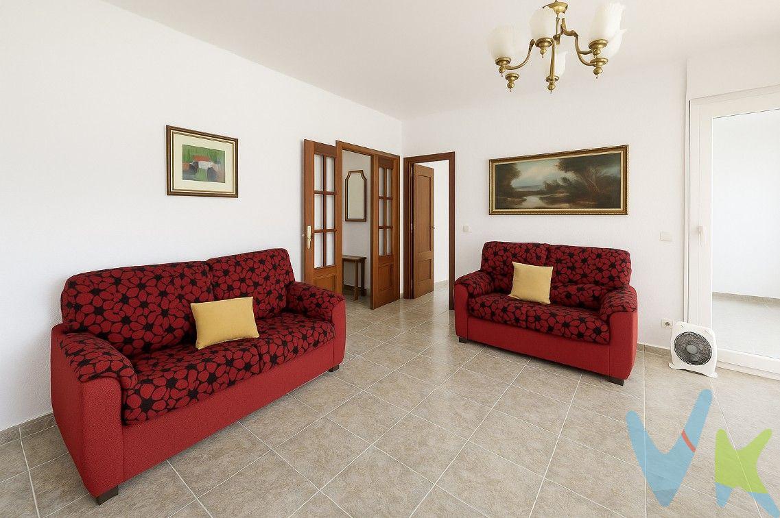 Tenemos ese piso que buscas, para entrar a vivir y no hacer obra. ¡Coges la llave, entras y a vivir!
Piso de 5 dormitorios en planta segunda, sin ascensor. Se encuentra en excelente estado de conservación. Ha sido un piso para vacaciones. Nunca se ha vivido en él de forma permanente.
Superficie construida 120m2 aproximadamente y útiles 95m2.
Hay solicitada una subvención a la junta de Extremadura para la instalación del ascensor.
Ventanas de aluminio con climalit, suelo de gres porcelánico, paredes lisas en blanco, puertas en Sapelli, 2 cuartos de baño y agua caliente con gas butano. 
Calefacción a través de estufas de gas butano. No dispone de A/A.
Muy luminoso, sin edificios alrededor. Zona tranquila y con todos los servicios: Estación de autobuses, supermercado, farmacia, estanco, centro de salud, colegios e instituto.
IBI: 217€ al año
Comunidad de propietarios: 200€ al año.
Tenemos financiera. Pregúntanos para darte la máxima valoración en tu hipoteca.
Honorarios de intermediación inmobiliaria no incluidos en el precio.
Información válida salvo error tipográfico.