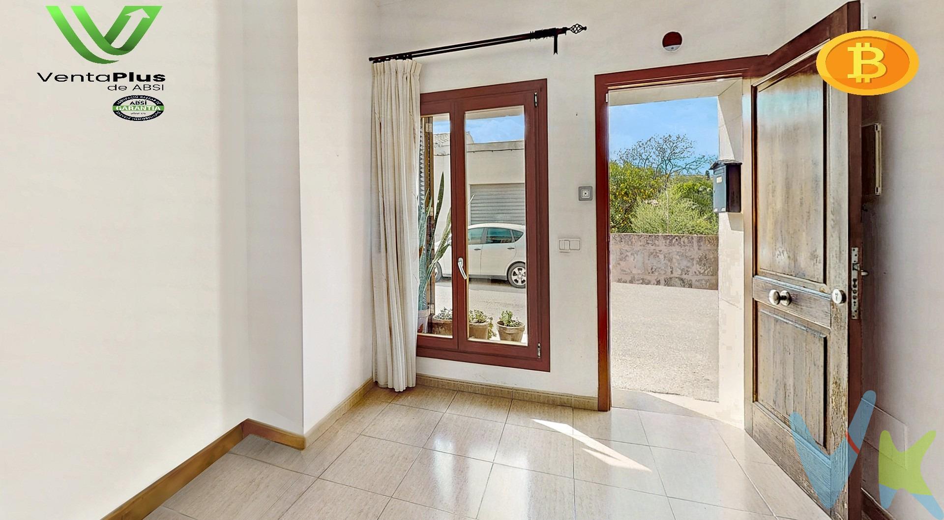 ¿Buscas tu primer hogar en una zona tranquila, bien comunicada y con todos los servicios?. Este piso tipo dúplex en planta baja es perfecto para familias y parejas jóvenes que quieren empezar una nueva etapa con comodidad y espacio. Distribución pensada para la vida diaria:. Planta baja: salón comedor, aseo de cortesía y cocina independiente con salida a un práctico patio trasero de 7 m². Primera planta: 3 habitaciones con armarios empotrados (una con vestidor) y 2 baños completos, uno de ellos en suite. Todo lo que necesitas:. Garaje cubierto incluido. Gran trastero de 12 m² para guardar bicis, cochecito, equipaje o lo que necesites. Ventanas de climalit y 4 bombas de frío/calor, para un hogar confortable en cualquier estación. Construida en 2007 y en perfecto estado, esta vivienda ofrece un ambiente moderno, práctico y listo para entrar a vivir. Ubicación perfecta:. En Pòrtol (Marratxí), una zona residencial muy demandada, rodeada de colegios, parques y supermercados. Ideal para criar a los más pequeños o disfrutar de la tranquilidad sin alejarse de Palma. ✨ No dejes pasar esta oportunidad de vivir en una casa que lo tiene todo. Contacta con nosotros y agenda tu visita hoy mismo. Tu nuevo hogar está más cerca de lo que imaginas. Este inmueble ha sido certificado por ABSI (Asociación Balear de Servicios Inmobiliarios), garantizando que toda la documentación necesaria ha sido supervisada por la agencia comercializadora y que forma parte de la bolsa de propiedades en multiexclusiva ABSI. Inmobiliaria Inscrita en el Registre Oficial d’Agents Immobiliaris de les Illes Balears con el NÚMERO REGISTRO: GOIBE747077/2024. 