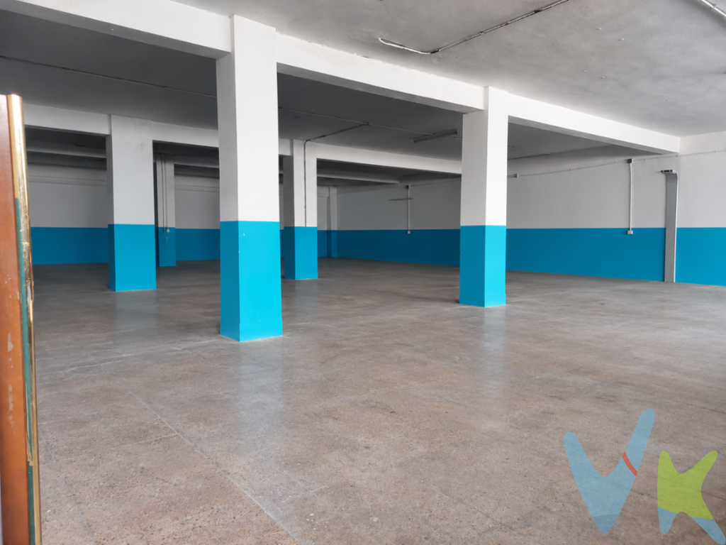 OPORTUNIDAD EN NOREÑA | AMPLIO ESPACIO PARA GARAJE Y/O TRASTEROSSe vende amplio local situado en planta sótano en Noreña, una opción especialmente interesante para destinar a garaje  y/o trasteros.El inmueble cuenta con una planta prácticamente rectangular, con pilares estructurales distribuidos en su interior, lo que permite estudiar diferentes configuraciones y aprovechar el espacio según las necesidades del futuro propietario.Dispone de acceso directo desde la calle, a través de un pasillo compartido con otros locales, facilitando la entrada al inmueble.Por sus características y superficie, puede resultar especialmente interesante para uso particular (almacenamiento, vehículos, motos, etc),  siempre sujeto a la normativa y a la obtención de las autorizaciones o licencias que correspondan.? Ubicación: Noreña, Asturias.Importante: al encontrarse en planta sótano, su uso está limitado, no siendo apto para uso comercial ordinario.Las imágenes con el inmueble vacío han sido editadas digitalmente para facilitar la visualización del espacio. El plano y las medidas mostradas son orientativos y aproximados, pudiendo existir diferencias con la realidad.Para más información, consultar documentación o concertar una visita, contacta con nosotros. Gastos e impuestos no incluidos en el precio. A título orientativo, en segundas transmisiones, el comprador abonará el Impuesto sobre Transmisiones Patrimoniales (ITP). La base imponible será el mayor valor entre precio de compraventa, tasación o valor de referencia catastral. Gastos de notaría y registro aranceles variables según precio, número de copias y complejidad).     El comprador escoge libremente notario. El vendedor asume, por ley, los gastos que le correspondan, salvo pacto en contrario. Si se precisa hipoteca: Tasación, condiciones y costes bancarios según entidad elegida por el comprador; así como los gastos de gestoría y cualesquiera otros inherentes a la formalización de la compraventa. De acuerdo con la ley, no se incluyen en el precio otros gastos o tributos que legalmente correspondan al comprador. Honorarios de intermediación inmobiliaria a cargo del vendedor y honorarios de mediación inmobiliaria del 2% más I.V.A. con un mínimo 2.000 más I.V.A.  a cargo del comprador.     El consumidor tiene derecho, conforme a la normativa vigente, a disponer de información y documentación adicional relativa al inmueble y condiciones de la compraventa, accesible en la sede física de la agencia. La agencia actúa exclusivamente como intermediaria en la operación. Cualquier compraventa y sus condiciones quedan sujetas en todo caso a la aceptación expresa del vendedor del inmueble y a la posterior formalización del correspondiente contrato. El presente anuncio tiene carácter meramente informativo; la información suministrada se corresponde con la disponible a la fecha de publicación, pudiendo variar en función de las circunstancias o actualizaciones legales, contractuales y fiscales.