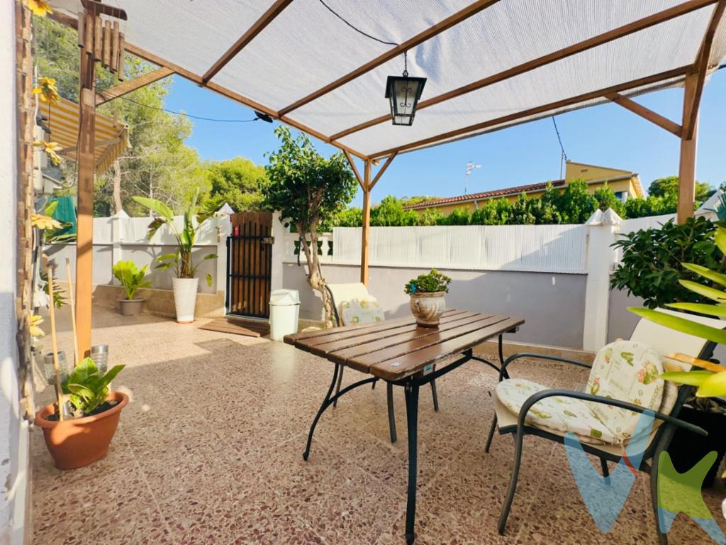 Encantadora Casa de Monte en Camí de Bonilles, Sagunto.Te presentamos una oportunidad única para disfrutar del contacto con la naturaleza sin renunciar a la comodidad, con esta preciosa casa de monte situada en la tranquila y apacible zona del Camí de Bonilles en Sagunto.Características principales:.Parcela Rústica de 136 m², ideal para disfrutar de la privacidad y tranquilidad del entorno rural.Vivienda de 47 m² con una distribución acogedora y funcional.Interior de la vivienda:.2 habitaciones equipadas con prácticos armarios empotrados, ideales para optimizar al máximo el espacio disponible.1 baño completo en perfecto estado, cómodo y práctico.Salón luminoso, perfecto para momentos de relajación o para compartir en familia.Cocina independiente, lista para disfrutar cocinando en plena naturaleza.Espacio Exterior:.Magnífica terraza de aproximadamente 40 m², ideal para comidas familiares, barbacoas con amigos o simplemente disfrutar del aire puro y la tranquilidad del entorno.Garaje privado para proteger tu vehículo y facilitar el almacenamiento.Trastero adicional para guardar cómodamente todas tus herramientas, bicicletas y utensilios del campo.Equipamiento y extras:.Aire acondicionado Split con función frío/calor, garantizando el máximo confort durante todo el año.Vivienda semi-amueblada, lista para entrar a vivir.Moderno suelo porcelánico que combina estilo y facilidad de mantenimiento.Servicios:.Conexión eléctrica estable y funcionando.1 acción de agua.2 aljibes con una capacidad total de 19.000 litros, asegurando una buena reserva de agua.Fosa séptica.Entorno y orientación:.Disfruta de vistas despejadas a la calle y un entorno rural tranquilo.Orientación ideal, recibe sol durante todo el día gracias a su excelente disposición.Calificación energética: G.Si buscas paz, comodidad y la esencia de la vida campestre, esta casa es perfecta para ti.¡No dejes pasar esta fantástica oportunidad!.Contacta ahora para más información o concertar una visita.REF:4626.