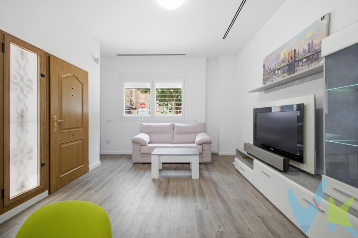 Sofisticada y moderna planta baja a la  venta, situada en una la zona  con todos los servicios de  Alaquás. con una superficie útil de 100 metros cuadrados y 110  metros construidos.Este inmueble garantiza un espacio amplio y versátil para adaptarse a las necesidades de aquéllos que buscan un inmueble moderno y acogedor. La vivienda ofrece dos habitaciones bien iluminadas, 2 baños  completos de diseño con acabados de lujo.Salón comedor con cocina integrada  lo cual aporta un uso inteligente y útil del espacio, y un pequeño salón como utility room, que se utiliza como área de lavandero y almacén. La ubicación del piso es sin duda uno de sus puntos fuertes ya que cuenta con supermercados, colegios, ambulatorio , y comercios a corta distancia, haciendo que el día a día sea práctico y eficiente. Además su proximidad de las líneas de autobuses del transporte público. Al ser totalmente exterior cuenta con  mucha luz natural,  amplitud y confort , destacar   techos altos ,  paredes lisas y aire acondicionado por conductos , persianas electricas , ademas de plaza de garaje independiente de más de 20 metros .Este inmueble es una joya que no se puede dejar pasar. Su estado de conservación es impecable,  prácticamente a estrenar dado el poco uso de la propiedad.Todo ha sido diseñado pensando en el bienestar diario de quienes lo habiten, hasta el más mínimo detalle.Un entorno privilegiado, servicios accesibles, y un diseño que inspira paz y comodidad. No pierdan la oportunidad de descubrir este maravilloso bajo por ustedes mismos. Les invitamos a visitar este inmueble y a imaginar el futuro que pueden construir en él. No esperar más, contáctenos para agendar una visita y se convencerán que es el hogar que siempre han soñado.Gastos, Impuestos y Honorarios de Agencia Inmobiliaria no incluidos en el precio. Por mandato expreso del Propietario este Inmueble lo comercializamos en régimen de exclusiva. Nuestros asesores le facilitarán toda la información que precise, por lo que le rogamos no moleste al propietario o a los vecinos. Si usted es una Agencia Inmobiliaria y tiene un cliente interesado póngase en contacto con nosotros y estaremos encantados de colaborar.La descripción del presente inmueble e imágenes tienen carácter meramente informativo y en ningún caso carácter contractual, pudiendo ser modificados por la agencia inmobiliaria sin que ello implique responsabilidad alguna frente a terceros.