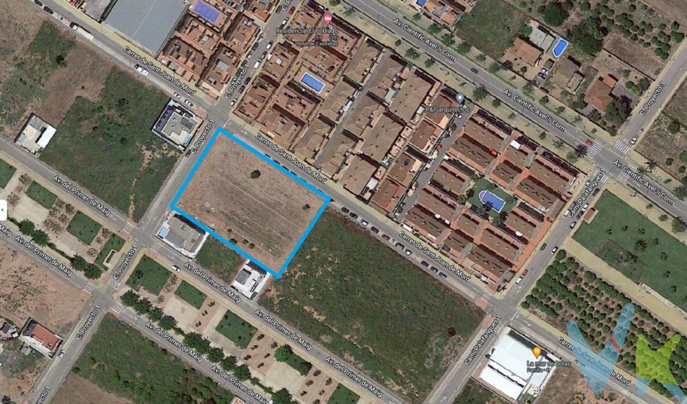 Ref. 1739_Solar urbano a 2 calles para promoción de vivienda unifamiliar adosada en Moncofar que dista a 8 km de Vall D´Uixó y a 50 km de Valencia, localidades que tienen una alta demanda de vivienda vacacional en Moncofar. La ubicación del solar es ideal para promover viviendas tanto de uso habitual como residencial gracias a su cercanía a la playa y al casco urbano, cerca de todos los servicios y comercios necesarios (supermercados, bancos, centros médicos, colegios, zonas deportivas, etc.). Con distintas posibilidades de acceso, bien mediante carretera N-340 y AP-7 o con transporte público (estación de tren propia y líneas de autobús con municipios próximos). . Solar de 2.929,49 m2 con posibilidad de edificar. Zona urbanizada, con servicios de electricidad, alumbrado público, alcantarillado, aceras. Se dispone de boceto para la construcción de 22 viviendas unifamiliares adosadas de 116,45 m2 construidos y 89,80 m2 útiles cada una. Interiormente se distribuye en 2 plantas. Planta baja, compuesta por garaje, cocina independiente, aseo y salón – comedor con salida directa a la terraza con piscina cubierta. La planta superior alberga 3 dormitorios dobles, uno de ellos, principal, con cuarto de baño en suite y vestidor. Además, otro cuarto de baño de cortesía. . PIDE MÁS INFORMACIÓN Y EMPIEZA A CREAR HOGARES DESDE 0. SOLAR CERTIFICADO: LE GARANTIZAMOS LA COMPRA DE SU SOLAR CON TODAS LAS GARANTÍAS JURÍDICAS. El precio de venta NO INCLUYE Impuestos (I.V.A. o I.T.P), gastos de Notaría, gastos de Registro de la Propiedad, gastos de tramitación de Escrituras ni gastos de financiación (si se precisa). Consulte Honorarios Profesionales de Agencia Inmobiliaria. 