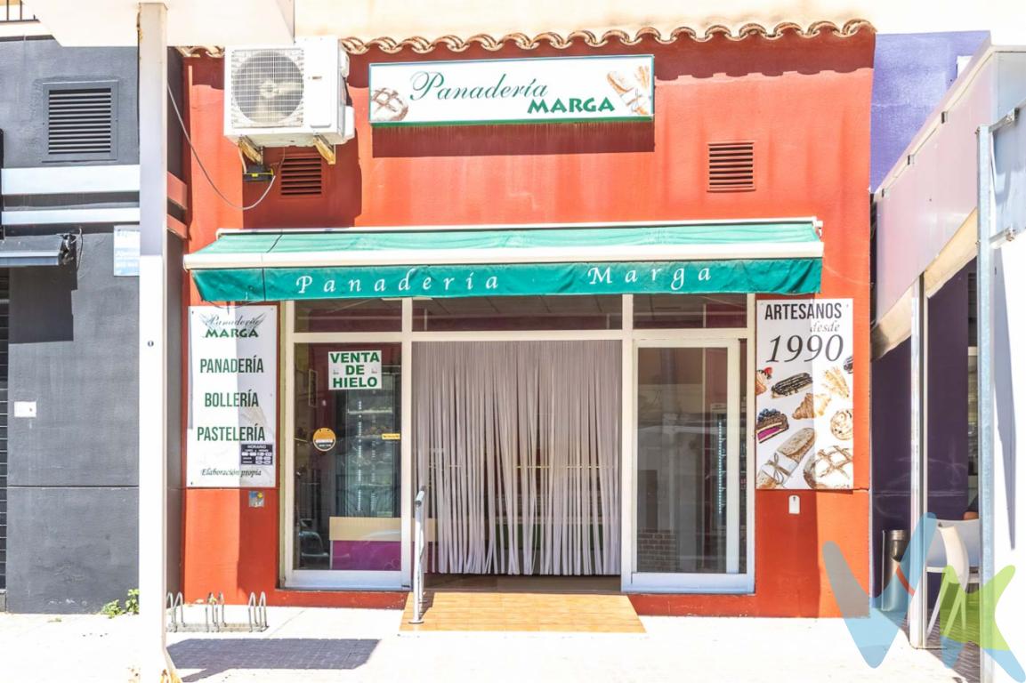  ¡Oportunidad única de adquirir un local comercial con gran potencial en un enclave privilegiado! Este magnífico espacio, situado en la pintoresca localidad de Oropesa del Mar-Orpesa, se presenta como la inversión ideal para aquellos que buscan establecer, diversificar o expandir su negocio en una zona con alto tránsito y elevada demanda.En la vibrante y turística Zona Playa de la Concha, un área reconocida por sus playas de arena dorada y un constante flujo de visitantes durante todo el año, se encuentra este local de 55 metros cuadrados útiles. Se trata de un lugar perfecto para desarrollar cualquier tipo de actividad comercial con éxito asegurado, gracias a su excelente visibilidad.El edificio donde se sitúa el local fue construido en 2002, ofreciendo así una estructura moderna y bien mantenida que garantiza la comodidad y la funcionalidad necesarias para cualquier modelo de negocio. La fachada de 6 metros proporciona una excelente exposición para captar la atención de los transeúntes, clientes potenciales que disfrutarán de un acceso directo y fácil desde la vía pública.Además, cuenta con una fantástica terraza de 28 metros cuadrados, un extra valioso que añade un espacio al aire libre idóneo para aprovechar durante los meses más cálidos. La terraza puede ser utilizada como área de expansión para el negocio, o incluso podría transformarse en un tranquilo rincón para que los clientes disfruten de su experiencia comercial.Con un total de 58 metros cuadrados construidos, el local no solo permite la optimización del espacio interior, sino que también ofrece la flexibilidad de adaptarlo a distintas necesidades comerciales. Desde una acogedora cafetería hasta un comercio minorista especializado, este inmueble se presenta como una hoja en blanco para materializar cualquier visión empresarial.Dentro de una zona de Oropesa del Mar-Orpesa que crece en importancia y revalorización, invertir aquí significa sumar valor a su cartera en un área con un futuro prometedor. Vale la pena destacar que la accesibilidad y la cercanía a diversas facilidades urbanas aportan más ventajas al decidir situarse en este lugar tan estratégico.El potencial que ofrece esta ubicación no sólo reside en el turismo estacional, sino también en los residentes locales que frecuentan regularmente esta área por sus múltiples atracciones. Convertir este local en el epicentro de su próximo proyecto podrá incrementar significativamente las oportunidades comerciales.Si está decidido a dar un paso hacia un futuro próspero y exitoso, no deje pasar esta ocasión excepcional. Estamos seguros de que una vez que visite el local, podrá visualizar todo el éxito que puede alcanzarse aquí.Le invitamos a realizar una visita personal para descubrir todas las posibilidades que este local tiene para ofrecerle. Estamos a su disposición para coordinar una visita en el horario que más le convenga y poder resolver cualquier consulta que pueda tener respecto a este extraordinario inmueble. ¡Esperamos con entusiasmo poder atenderle! 