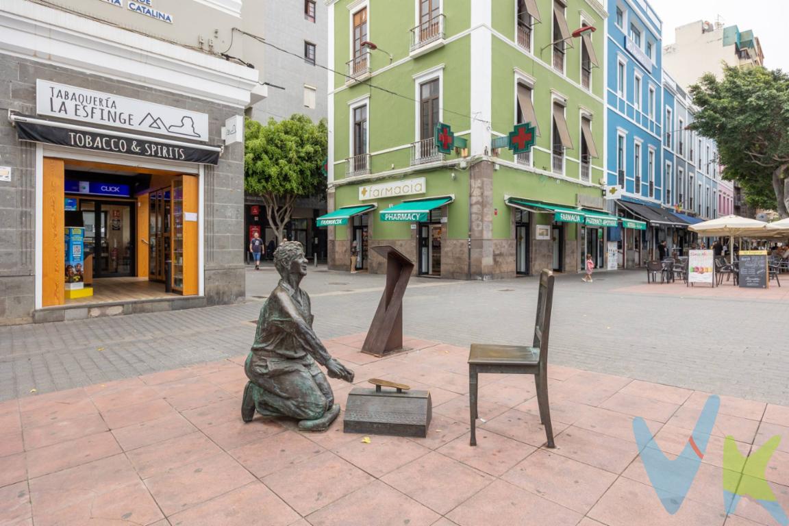 Tu nuevo rincón en el corazón de Las Palmas de Gran Canaria te espera. Este acogedor apartamento de una habitación, situado junto al vibrante Parque Santa Catalina, es la elección perfecta para quienes buscan comodidad y calidad de vida. En esta zona dinámica tendrás a tu alcance todos los servicios esenciales: supermercados, farmacias y transporte público están solo a unos pasos. Además, podrás disfrutar cada día del sol y las olas en la Playa de Las Canteras que se encuentra a pocos minutos caminando. El ambiente cálido y funcional del hogar está diseñado para aprovechar al máximo cada espacio; ideal tanto si deseas independizarte como si buscas un lugar cómodo donde vivir tranquilamente rodeado por lo mejor que ofrece la ciudad. Es importante mencionar que actualmente este encantador apartamento se encuentra alquilado con contrato vigente hasta diciembre de 2026, brindándote así una inversión segura desde el primer momento. Olvídate del coche mientras disfrutas todo lo necesario al alcance; aquí puedes experimentar Las Palmas auténtica sin limitar tus momentos diarios ni sacrificar confort. Reserva tu visita ya!. P.D.: Alguna de las imágenes de la publicación son susceptibles de haber sido creadas con inteligencia artificial. 